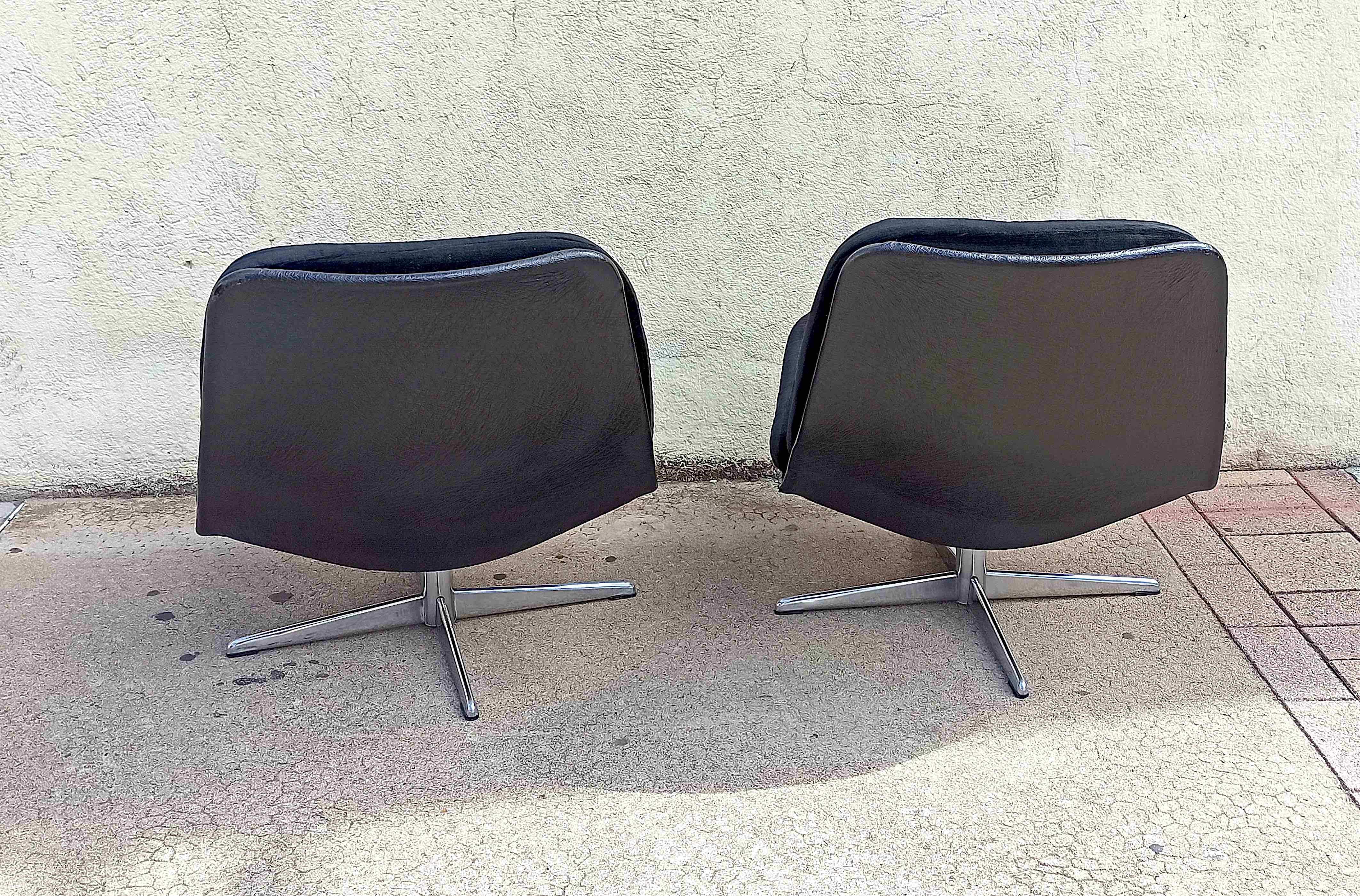 Paire de chauffeuses années 70 velours et skaï