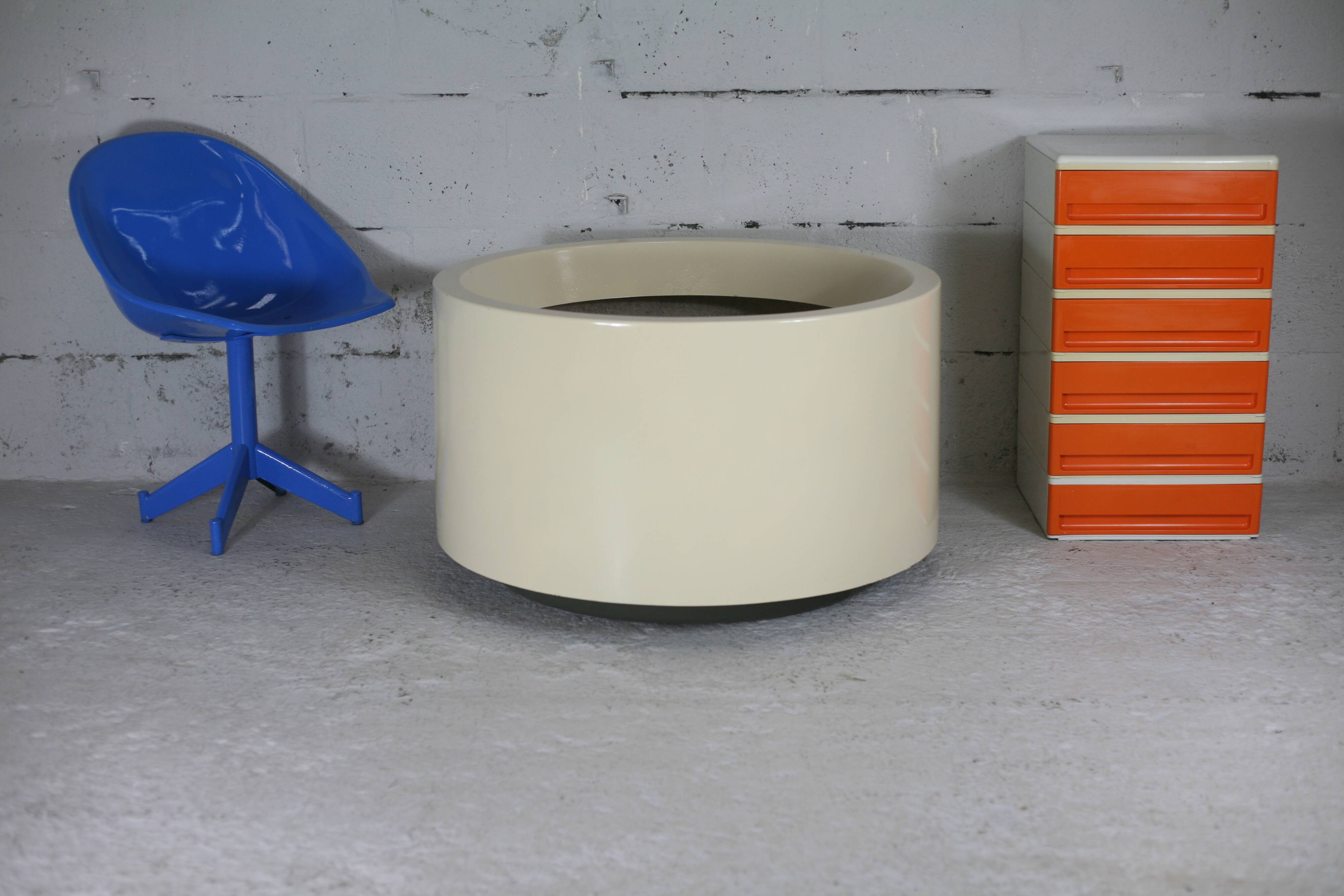 Important cylindrical planter in cream lacquered fiberglass, circa 1970