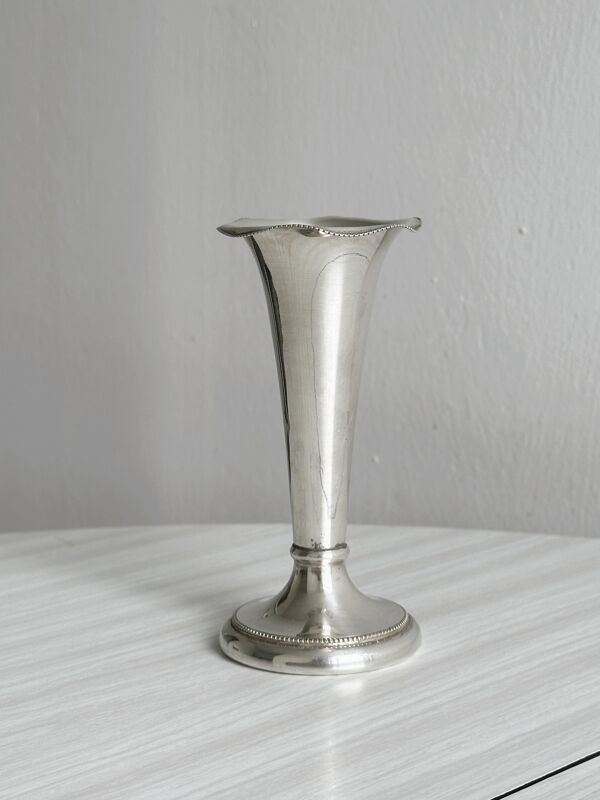 petit vase en métal argenté ancien