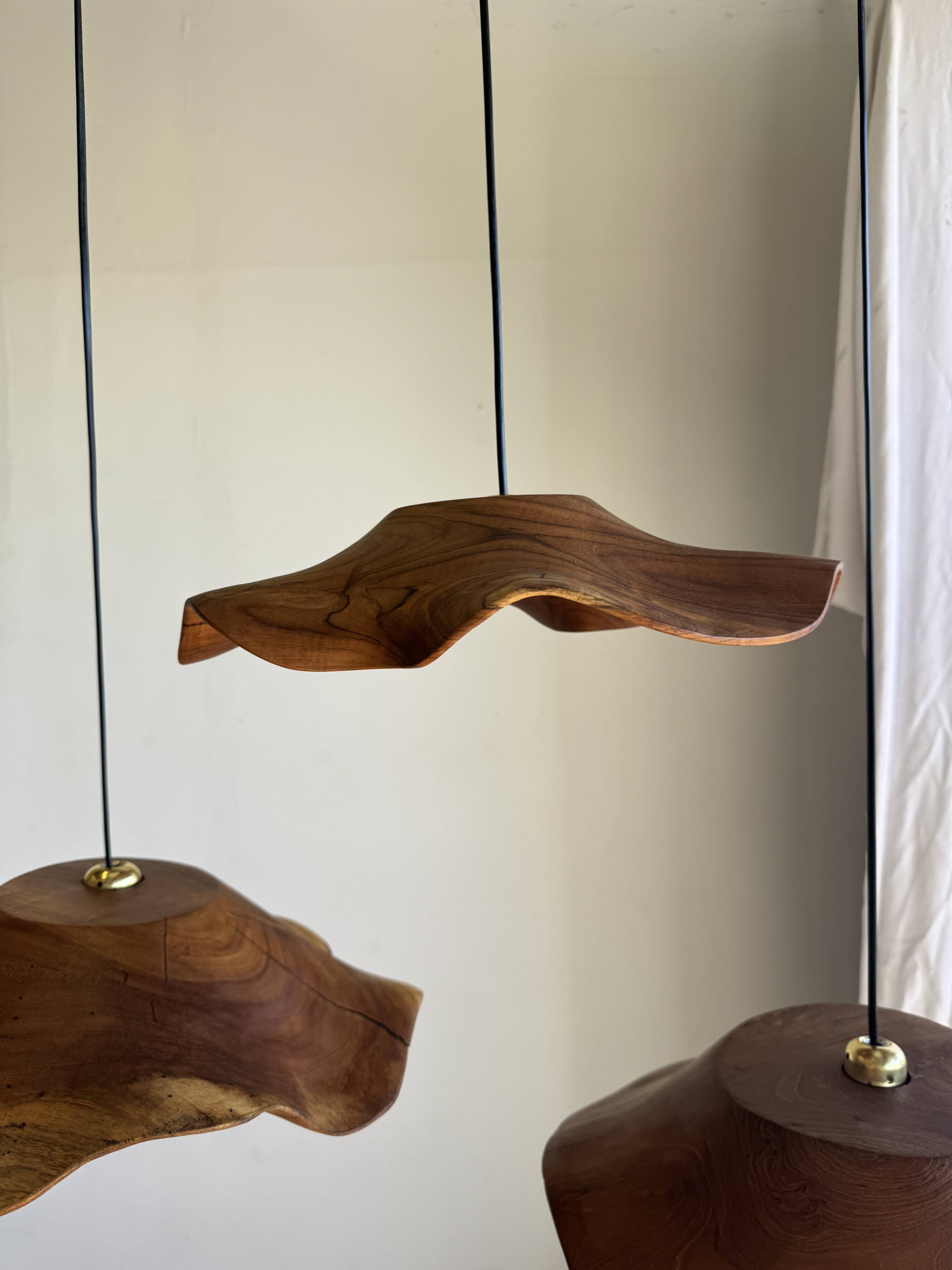 Average suspension flat wavy leaf in smooth teak flower D:40