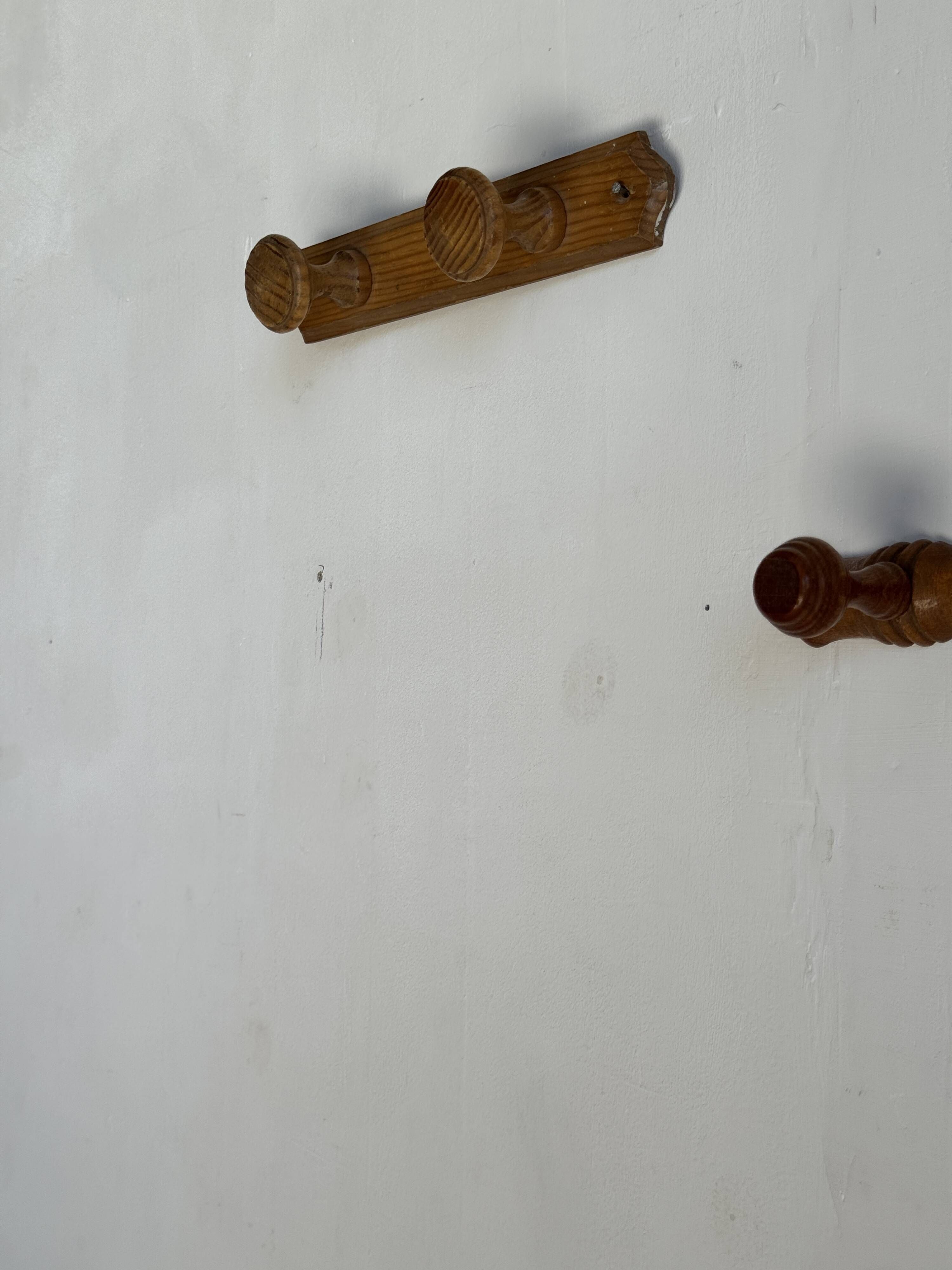 Small coat hook with two round button hooks in pine H5