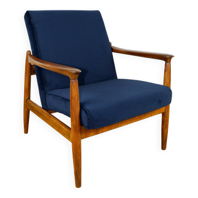 Fauteuil GFM-64, design d'Edmund Homa des années 70, bleu marine - bois foncé.