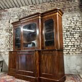 Projection bookcase in flamed mahogany from the 19th century