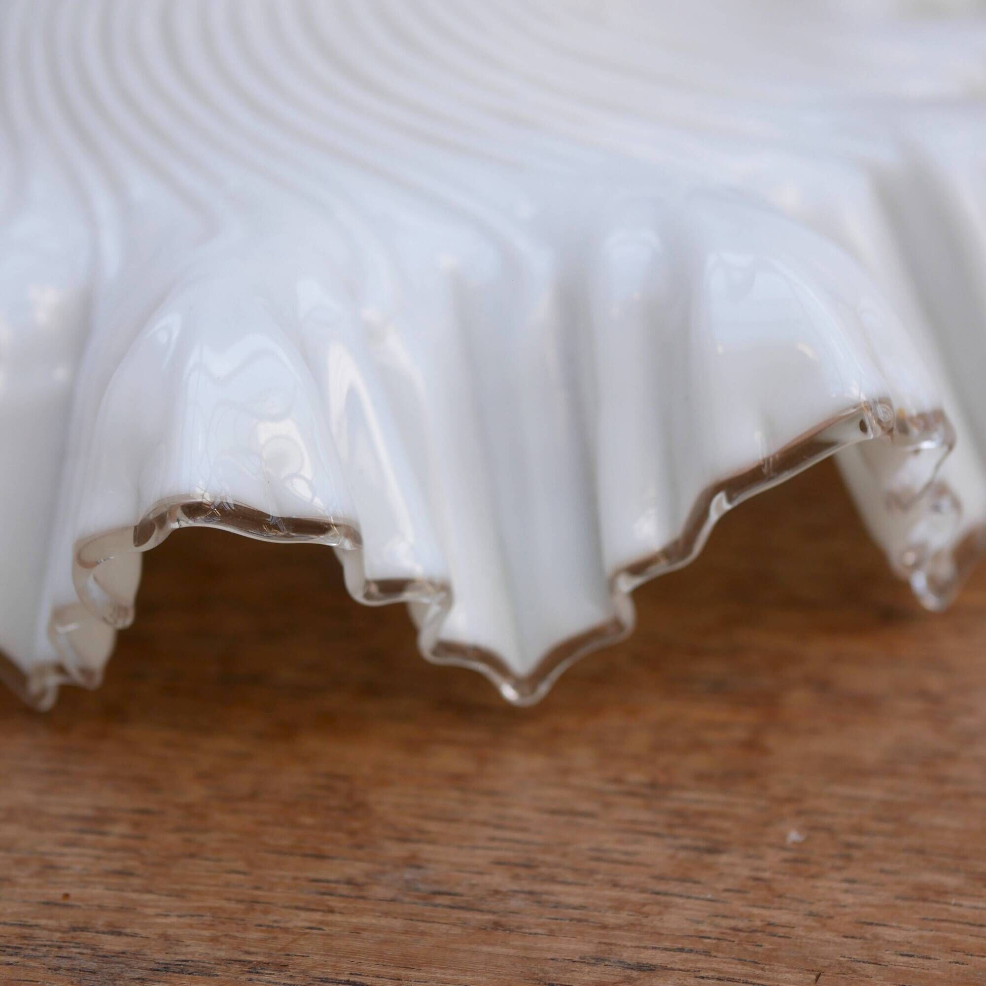 Abat-jour Art déco en verre blanc laiteux cannelé/style mouchoir avec bordure
