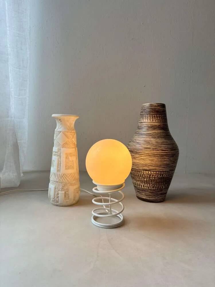 Lampe de table spirale minimaliste des années 80 avec abat-jour en verre laitier