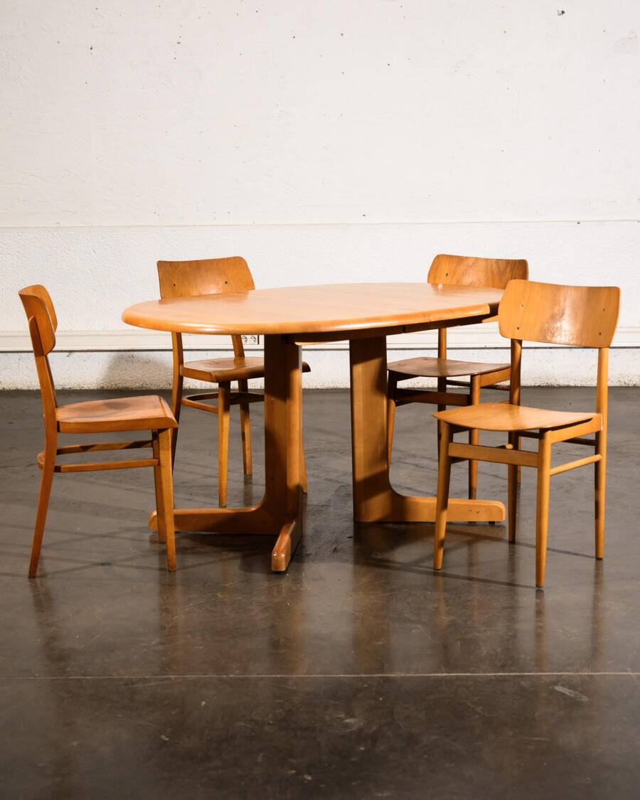 Oval dining table with 2 extensions.