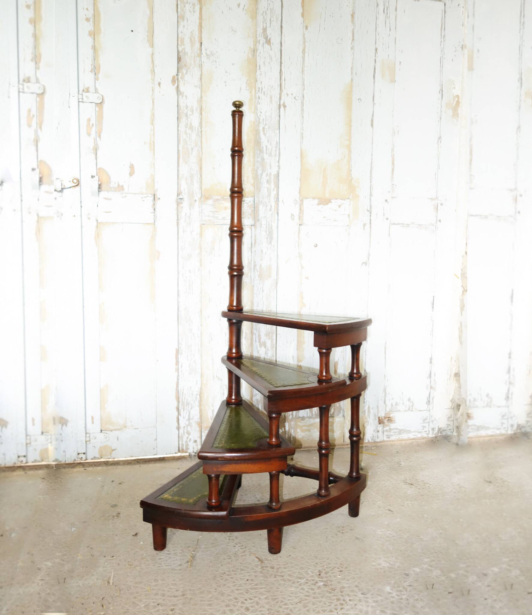 Escalier de Bibliothèque en bois et cuir – Escabeau Spirale Style Victorien