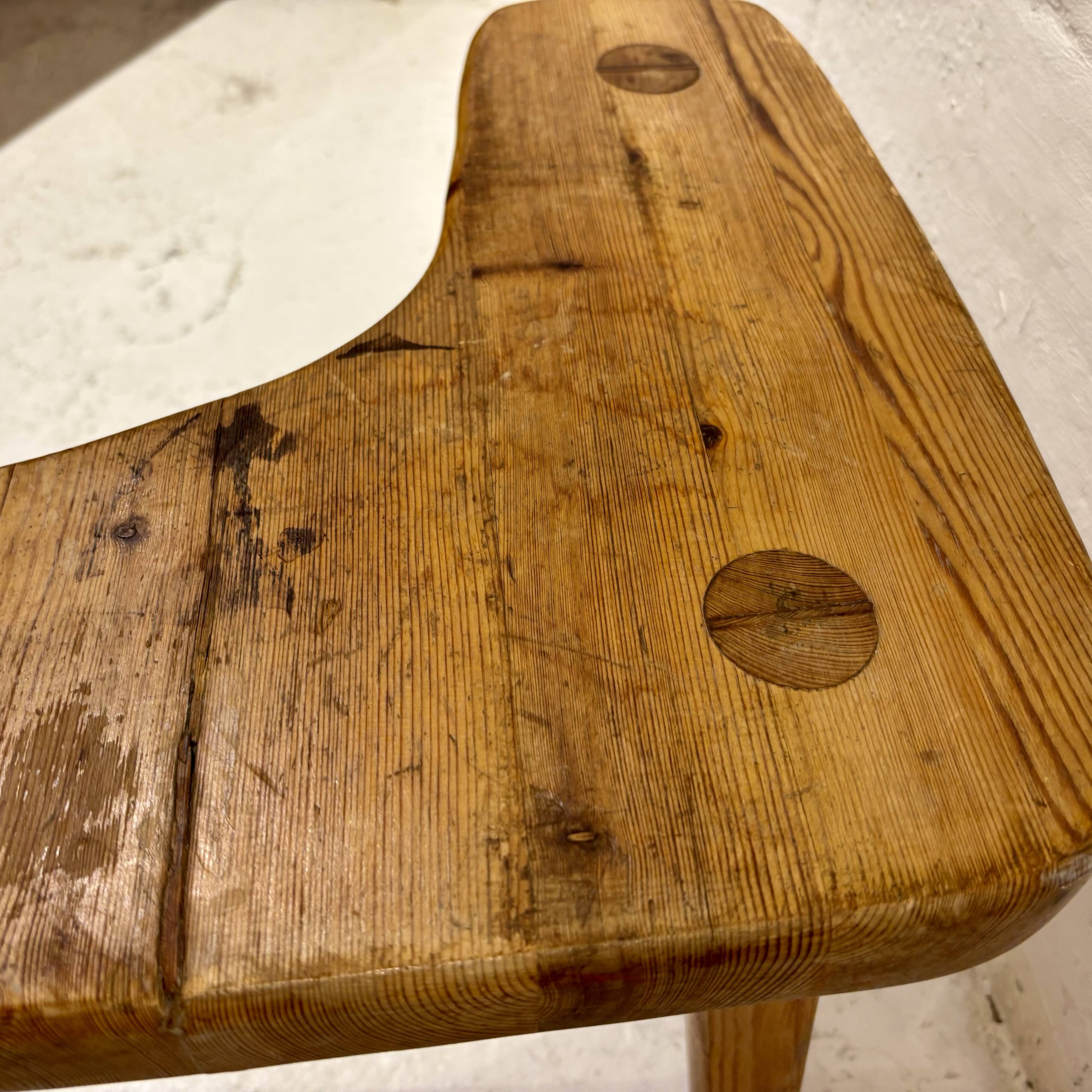 "Free Form" stool in pine – Stig Sandqvist (attr.), Sweden