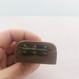 Horizontal diptych sundial with axis wire