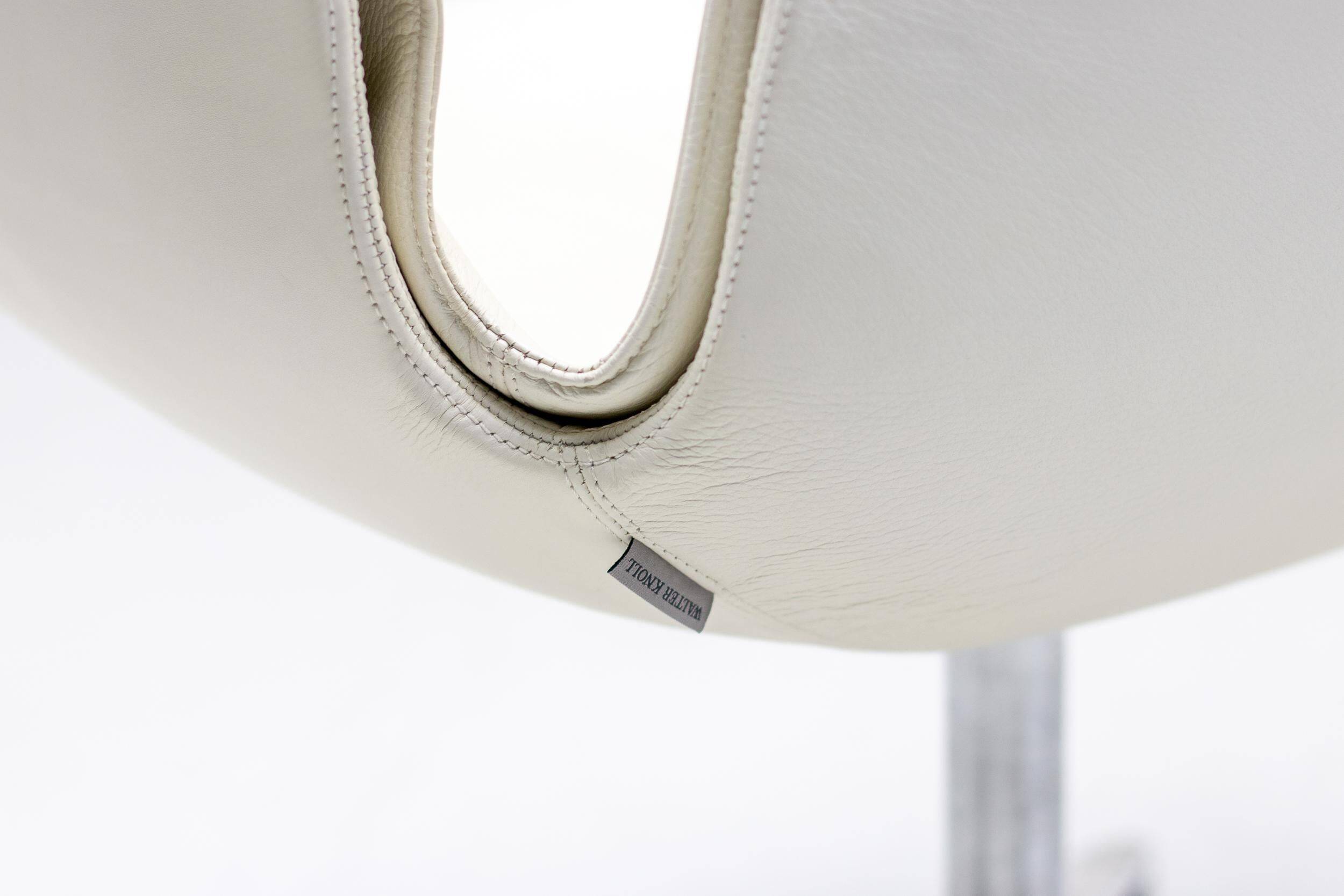 Neuf chaises à dossier haut en cuir blanc sur roulettes par Fabricius & Kastholm.