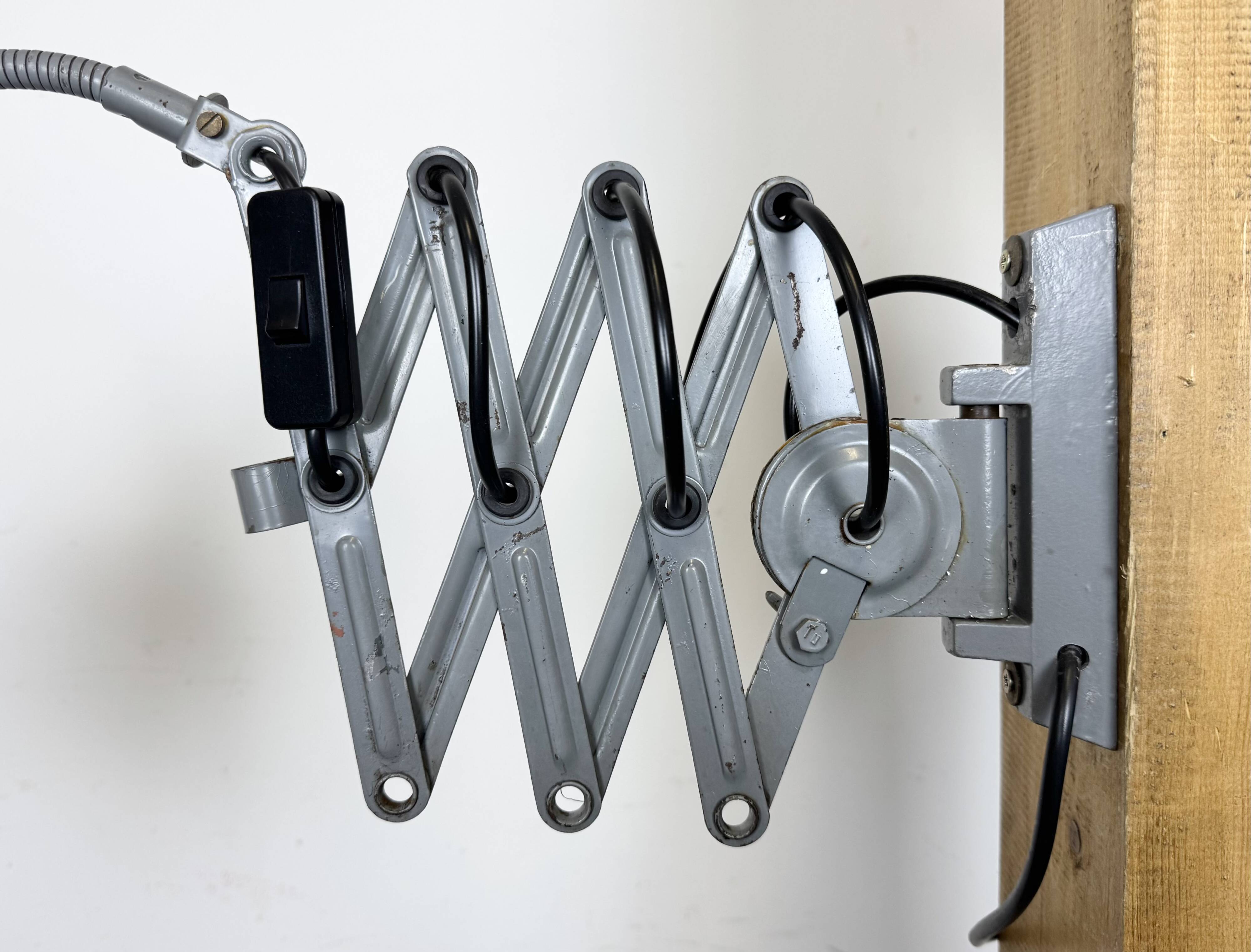 Applique murale industrielle grise en forme de ciseaux, Elektroinstala, années 1960