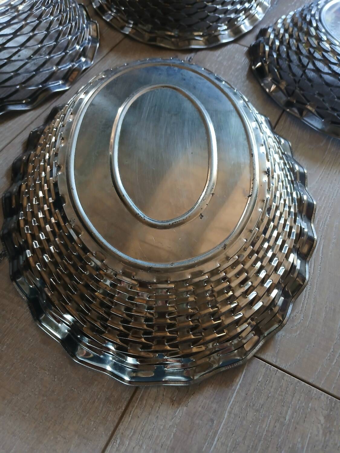 4 metal bread baskets