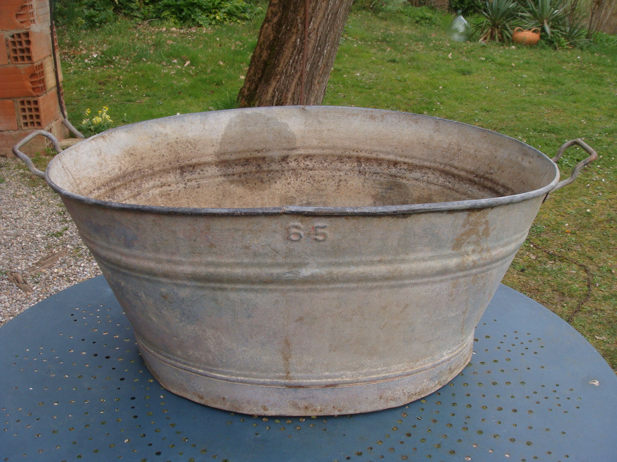 Old oval zinc basin 65 liters