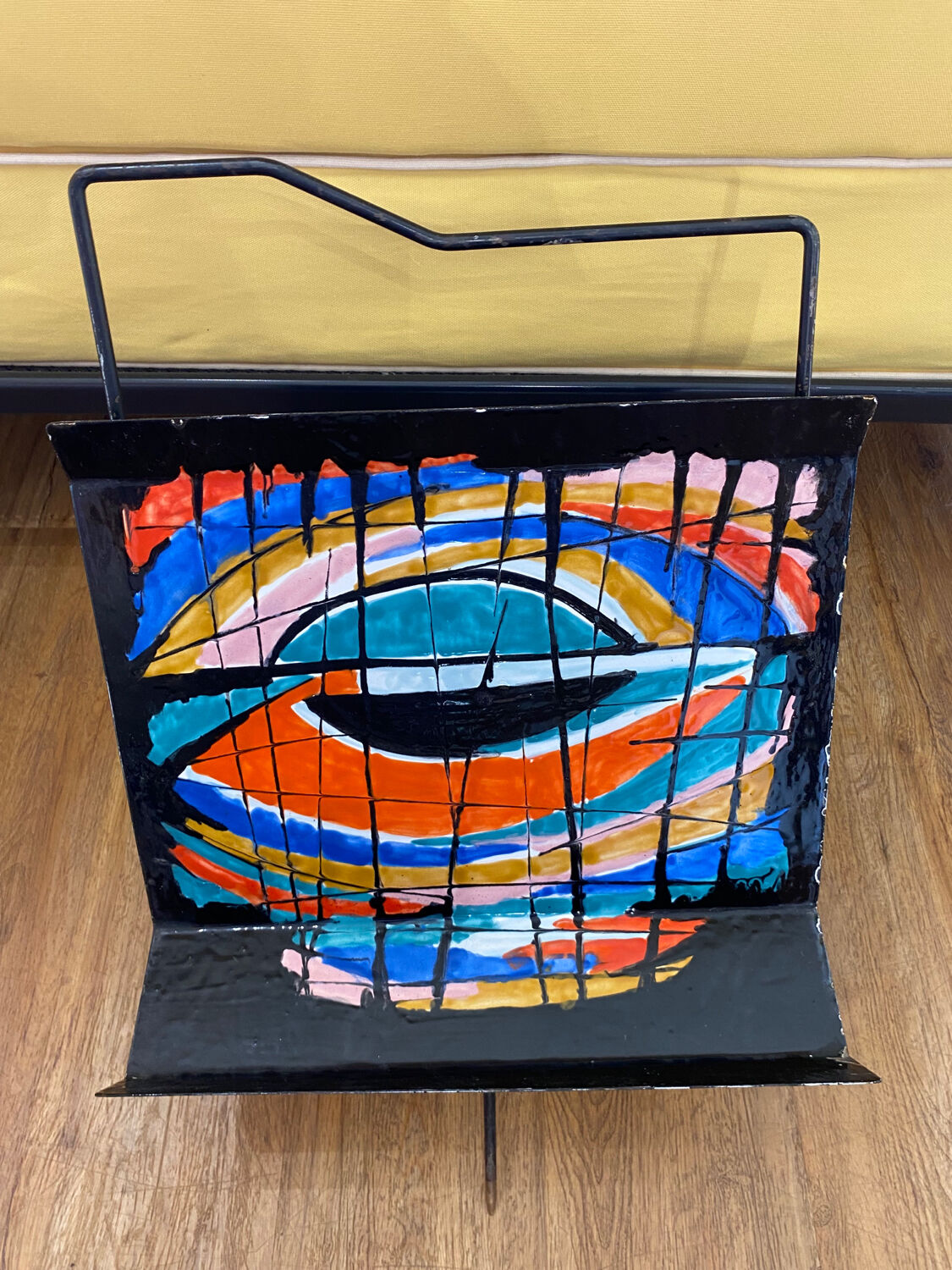 Enamelled magazine rack