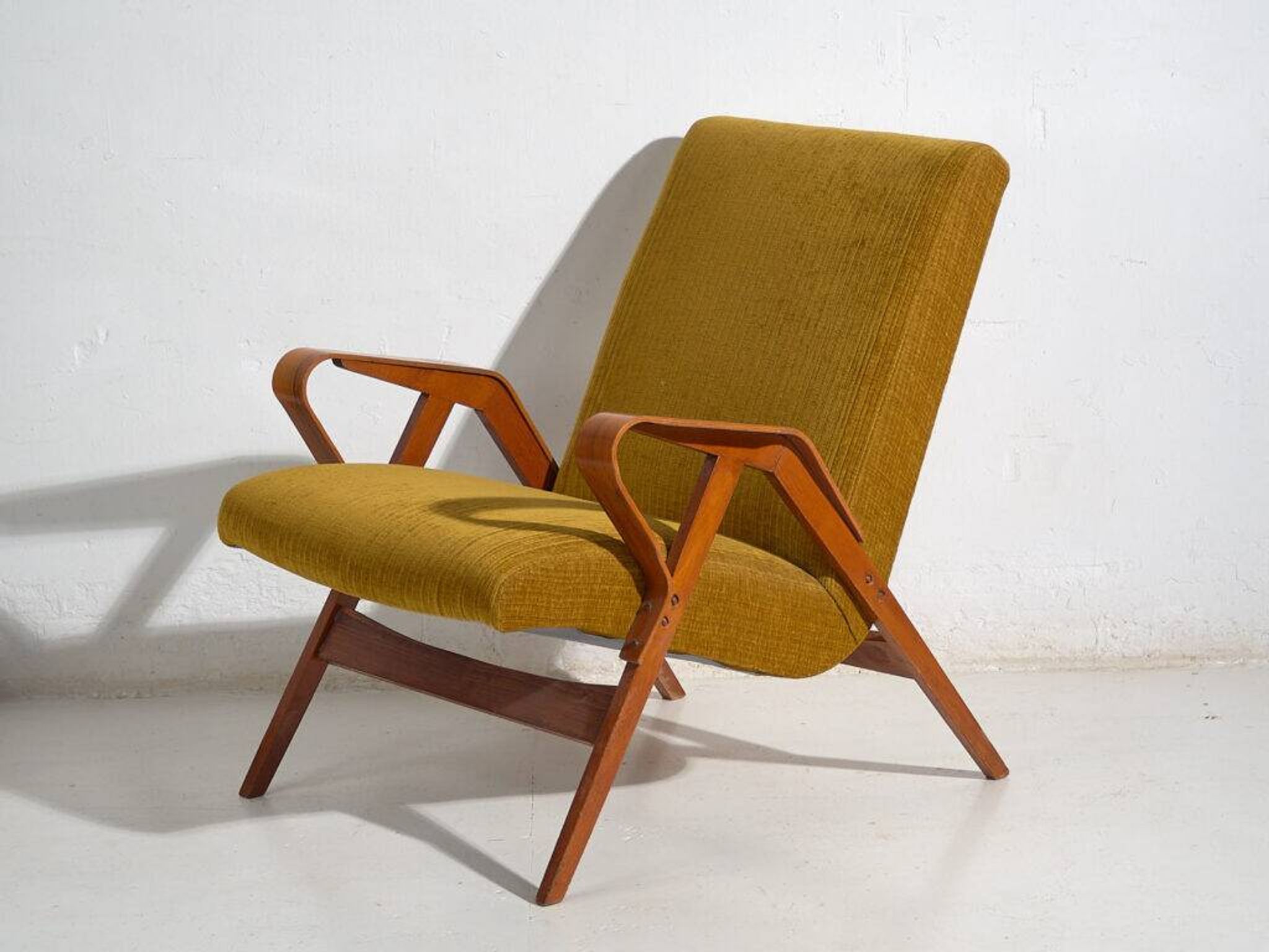 Set of two armchairs and pouf – Mid-century Modern (circa 1950). Three-piece set.