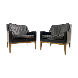 Paire moderne de fauteuils scandinaves en cuir du milieu du siècle