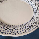 Plat Gien à décor de fleurs bleues