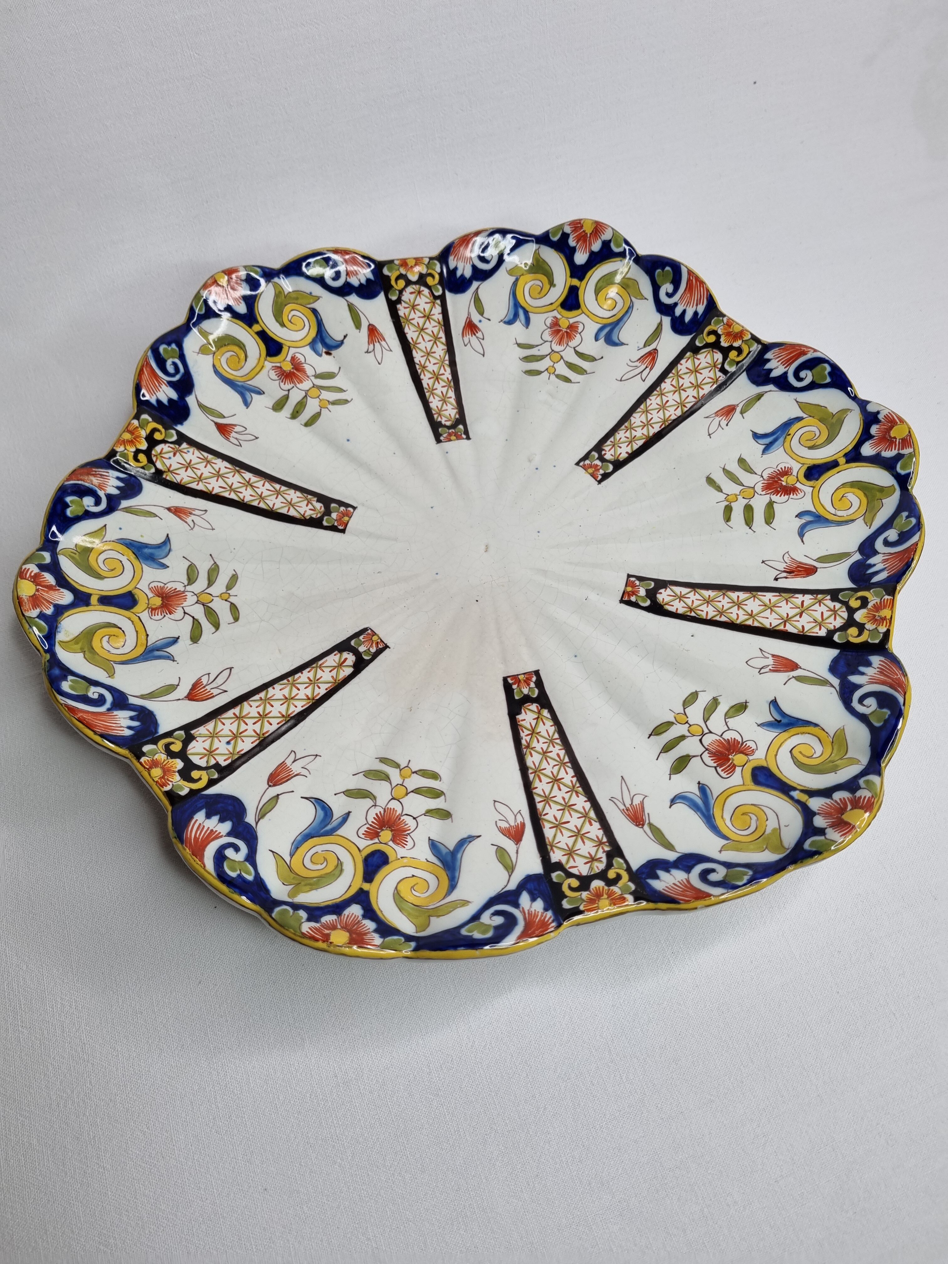 Old dish in polychrome earthenware from Desvres decorated from Rouen, signed, 34 cm