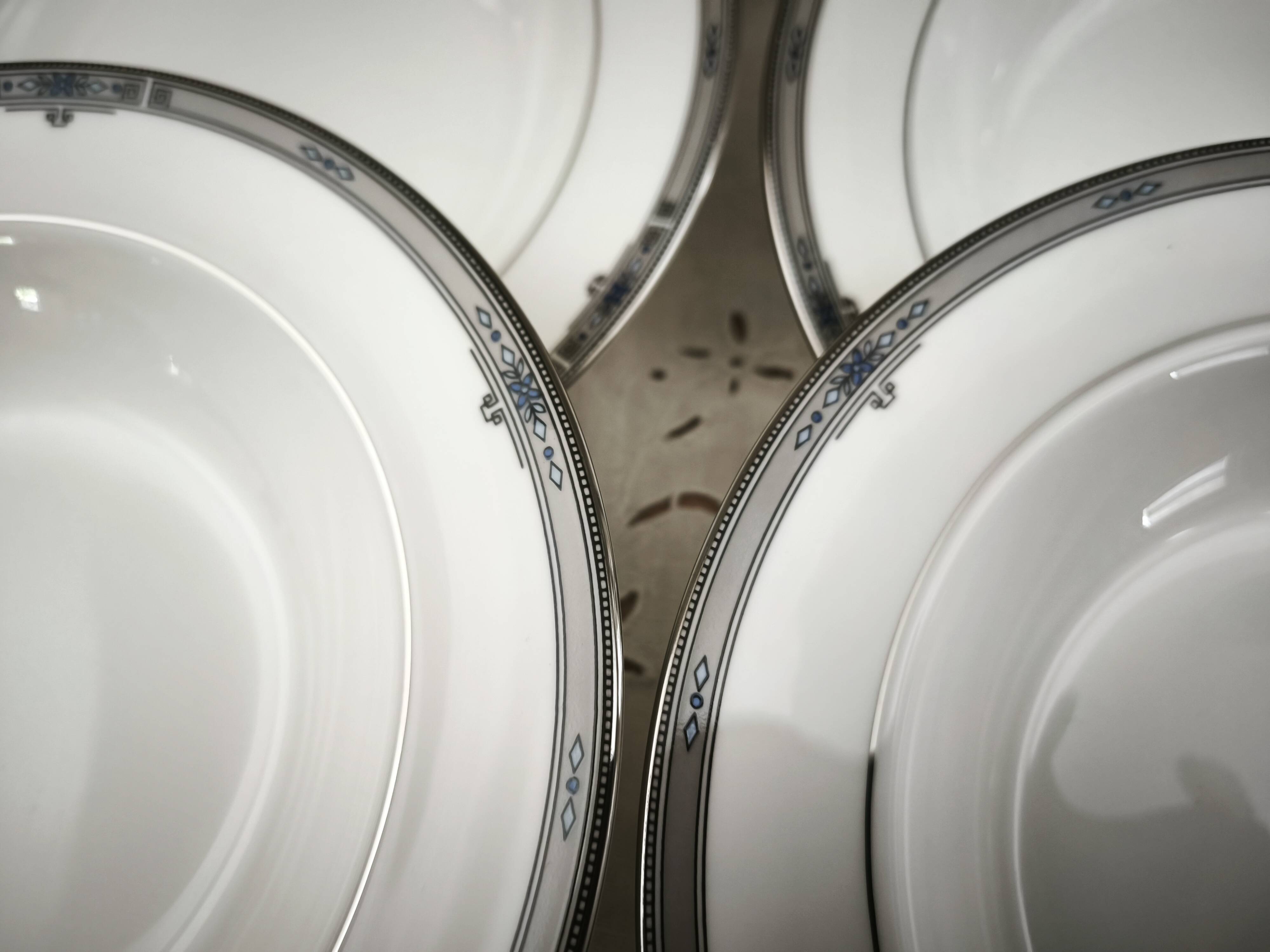 Set of 12 deep plates in English porcelain Wedgwood model Amherst.