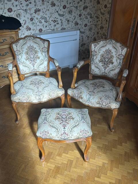 Upholstered chairs in cherry wood, Regency style, Louis XIV with its footrest (set).