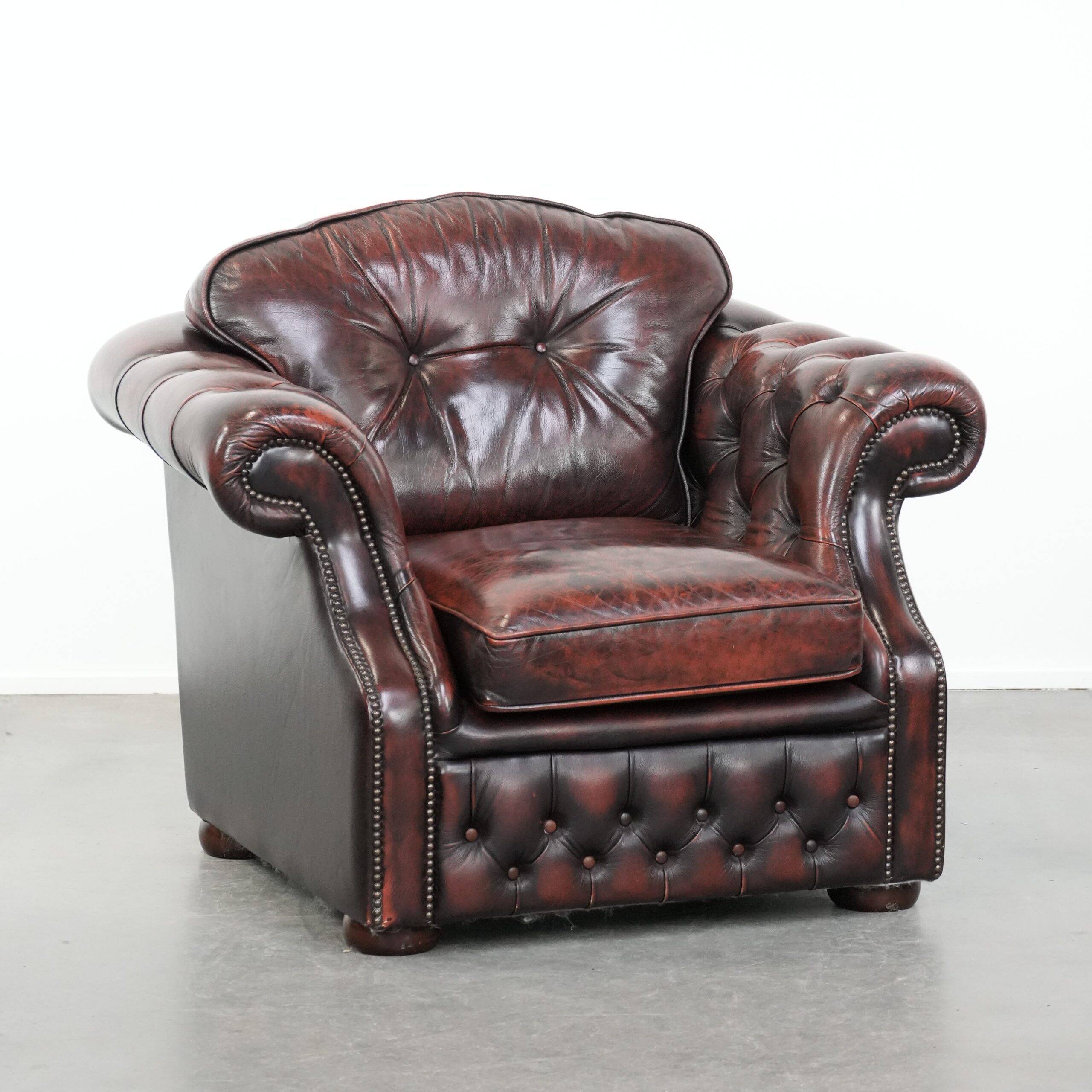 Fauteuil Chesterfield en cuir marbré rouge de style anglais