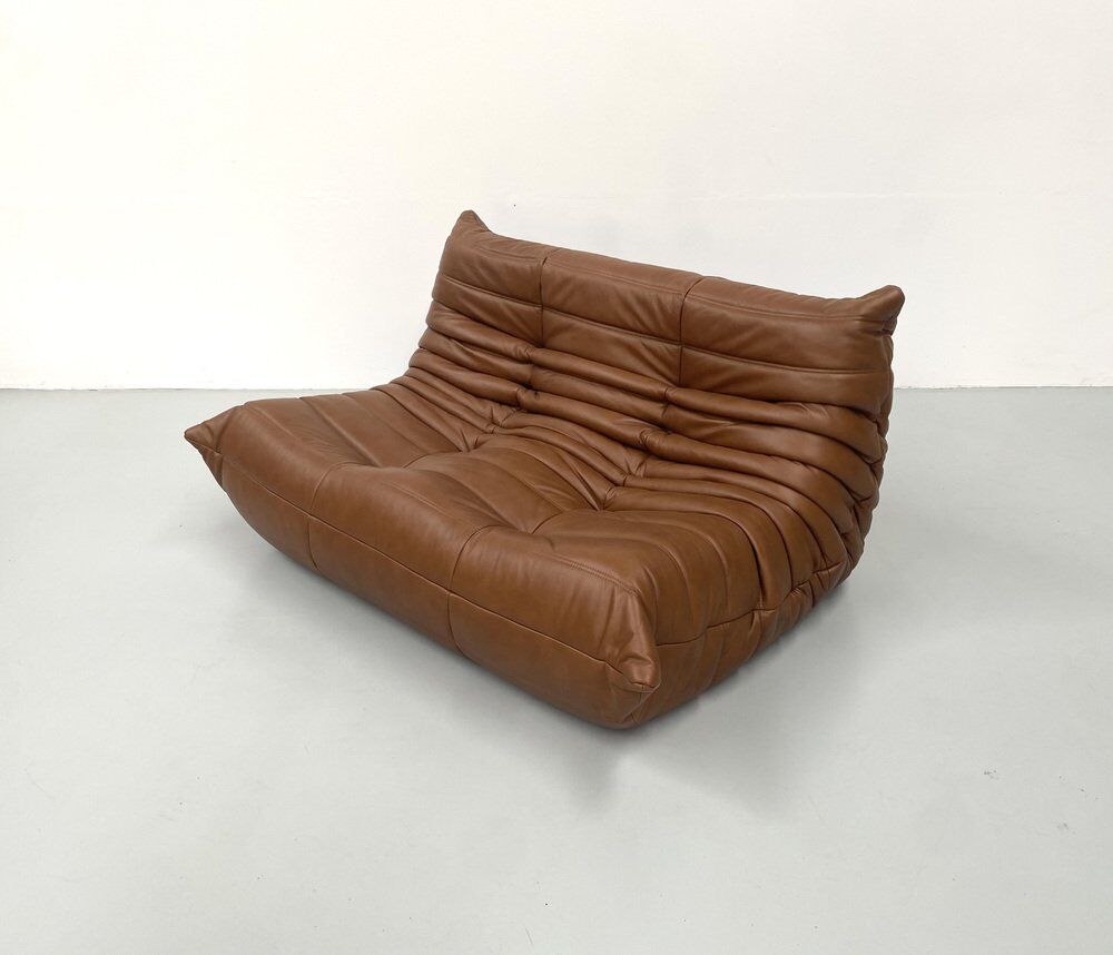 Canapé Togo en cuir marron moyen attribué à Michel Ducaroy pour Ligne Roset.