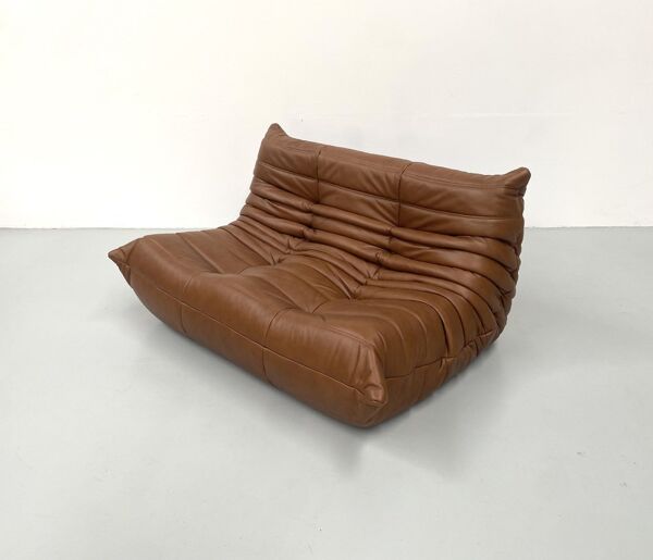 Canapé Togo en cuir marron moyen attribué à Michel Ducaroy pour Ligne Roset.
