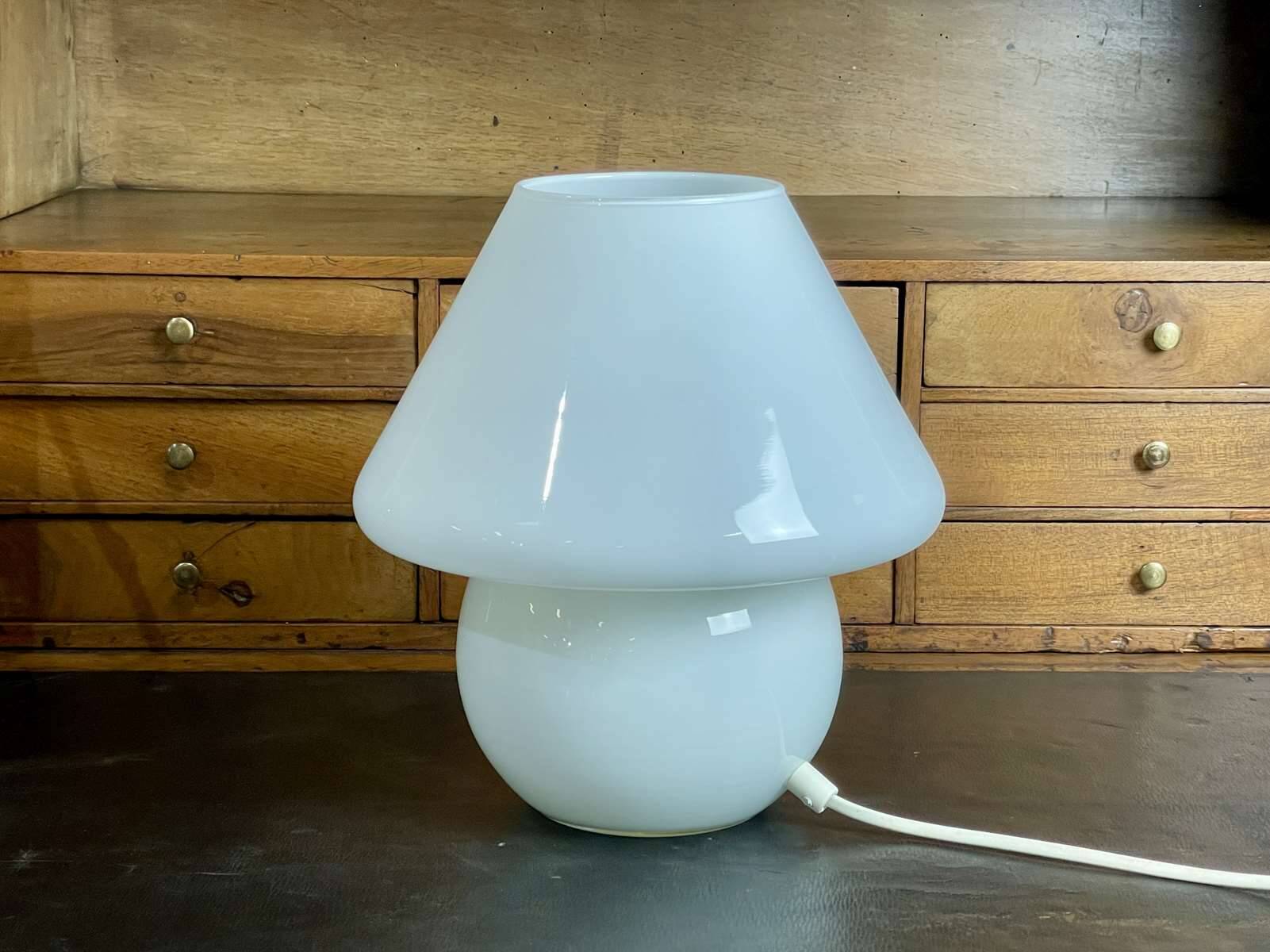 Lampe champignon en opaline blanche des années 70