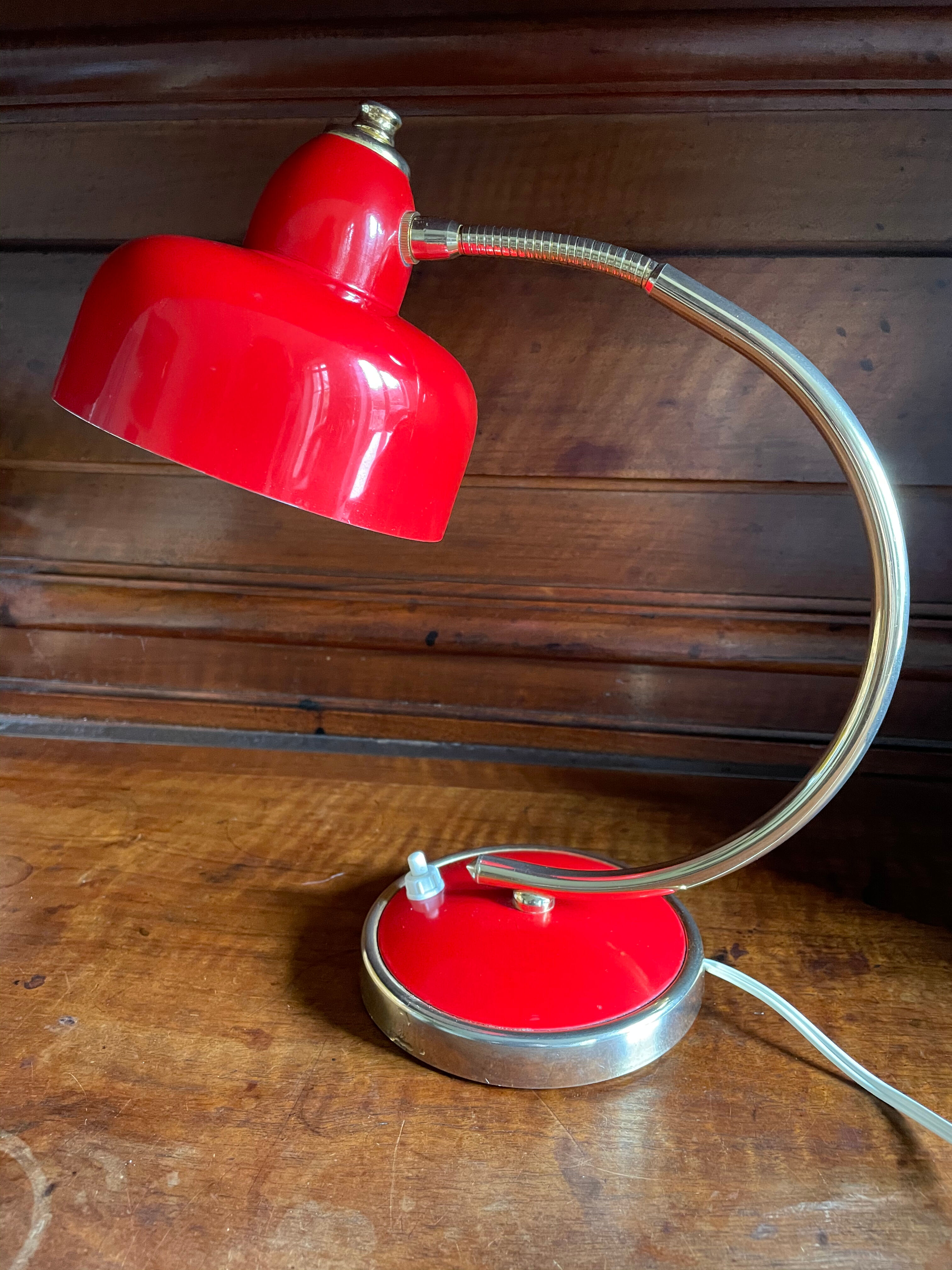 Lampe métal laquée rouge et doré 60’S