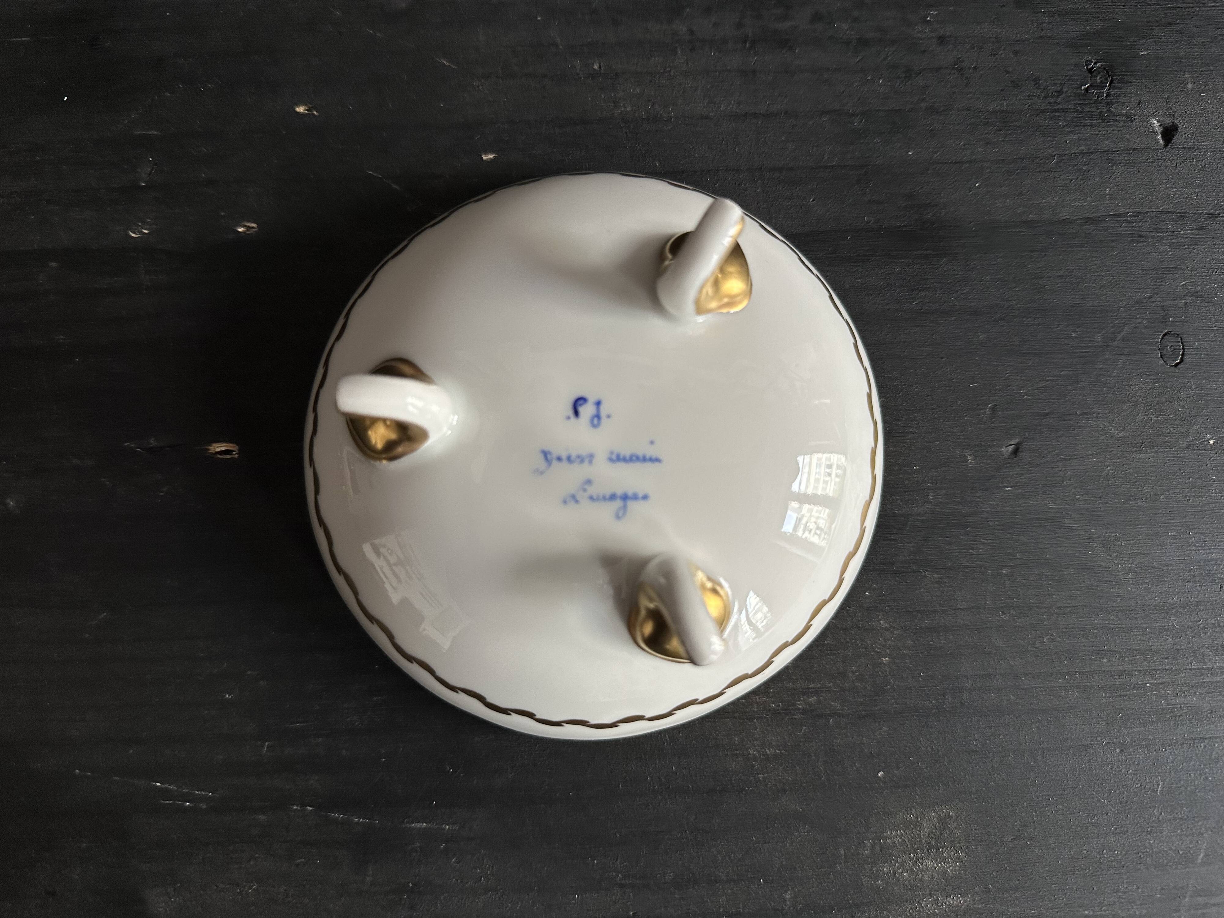 Pair of tripod bowls in gilded Limoges porcelain.