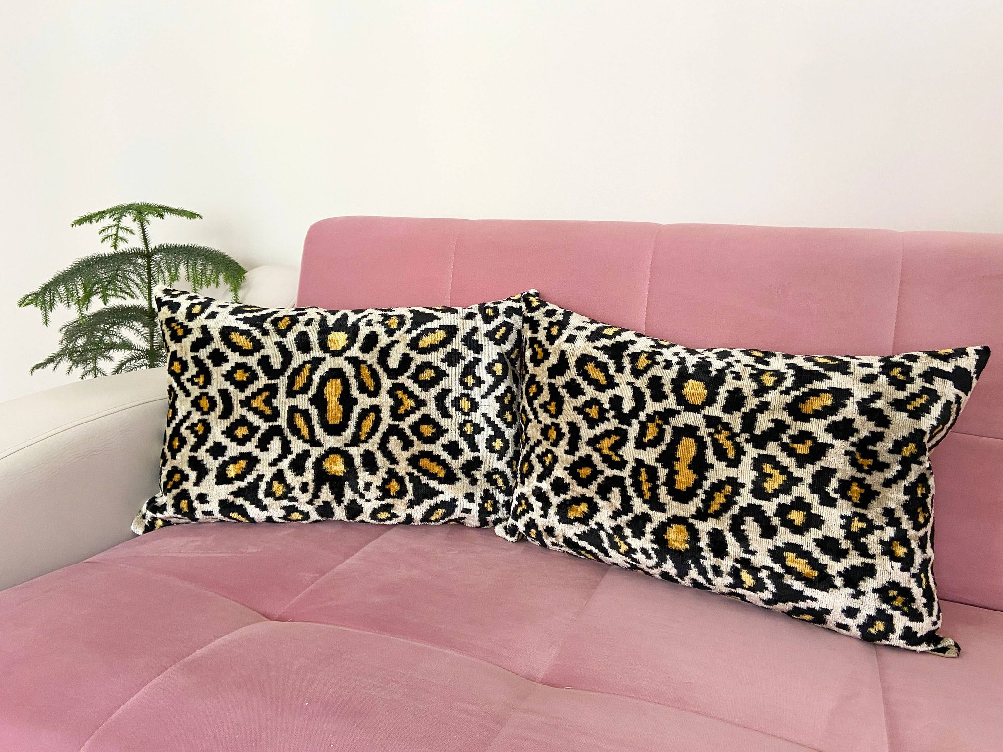 Coussin Ikat en velours panthère