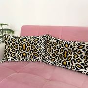 Coussin Ikat en velours panthère