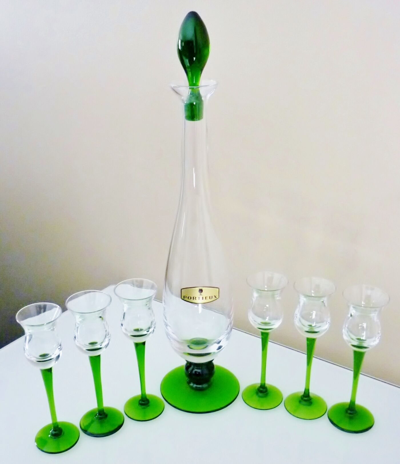 Service à liqueurs, verre soufflé, signé Portieux, 1 carafe & 6 verres sur pieds