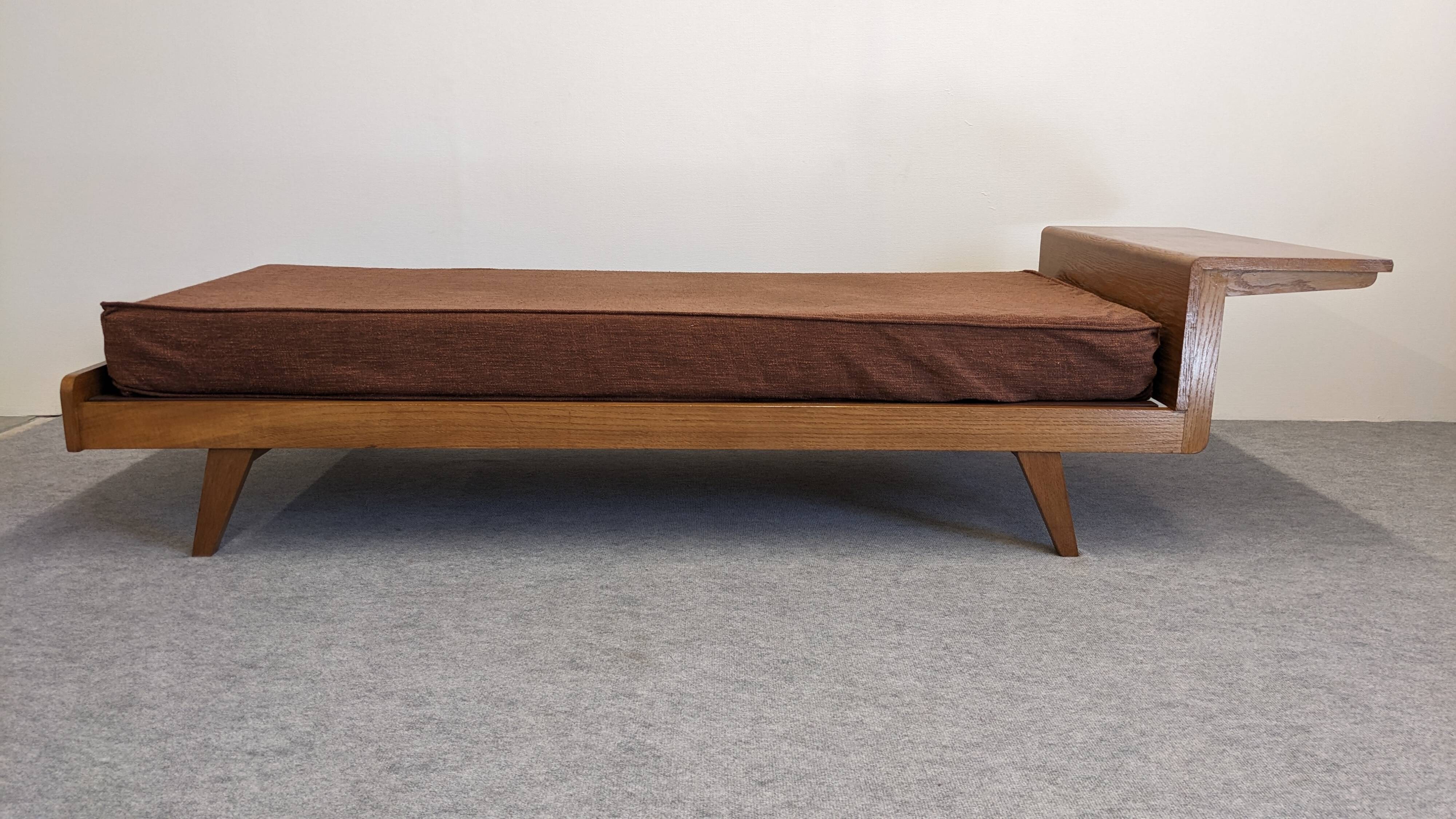 Daybed,  banquette ou lit de repos de style scandinave, France vers 1960