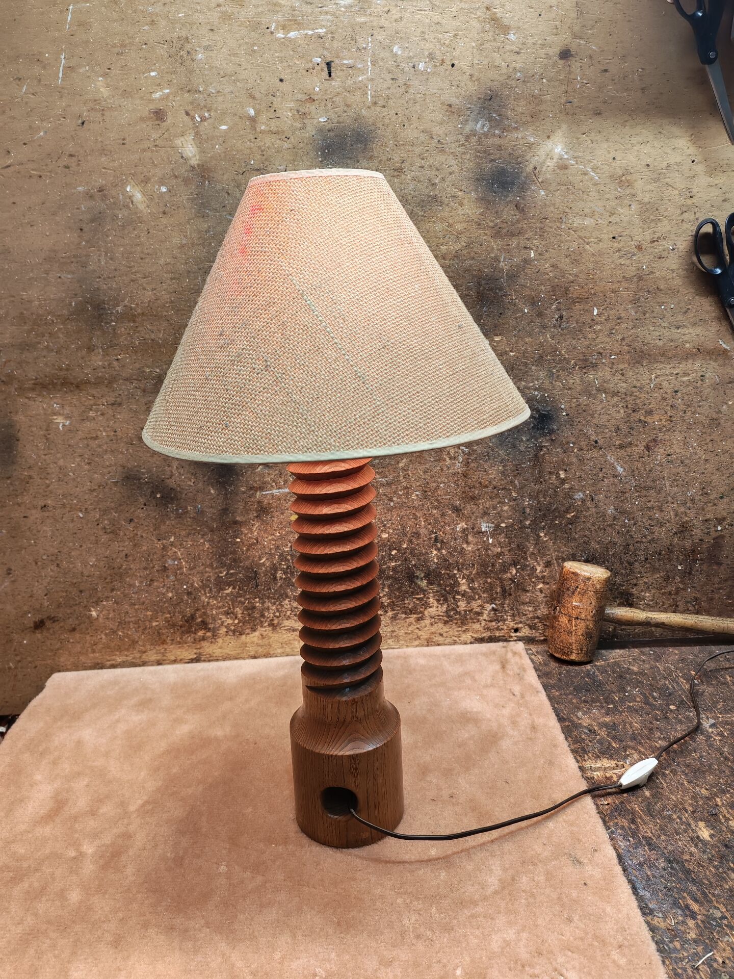 Lampe en bois tourné style Charles Dudoyut