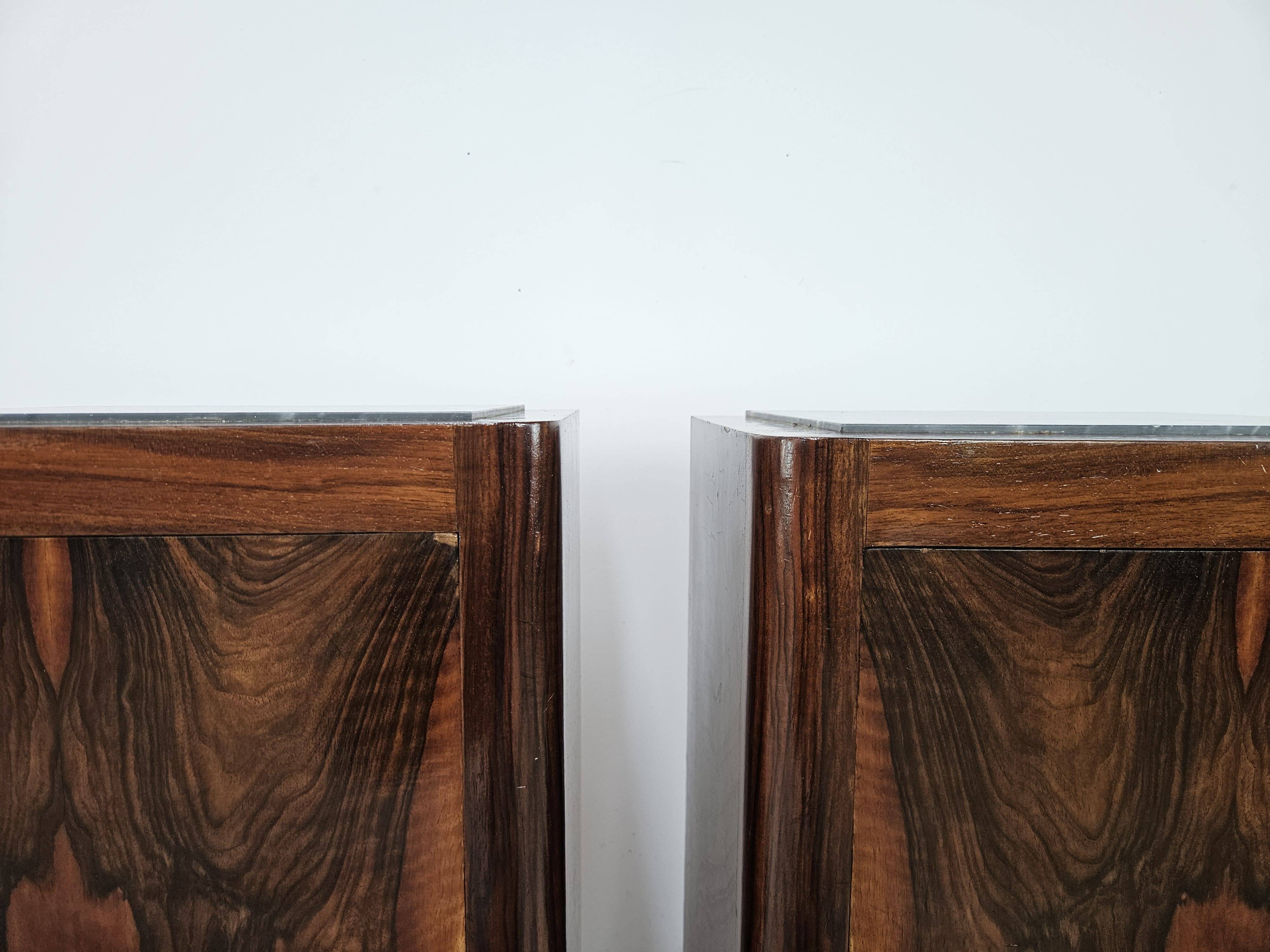 Pair of 1930s Art Deco bedside tables in walnut burl with marble top