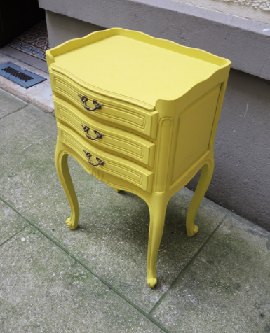 Table de chevet style Louis XV relookée en jaune