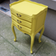 Table de chevet style Louis XV relookée en jaune