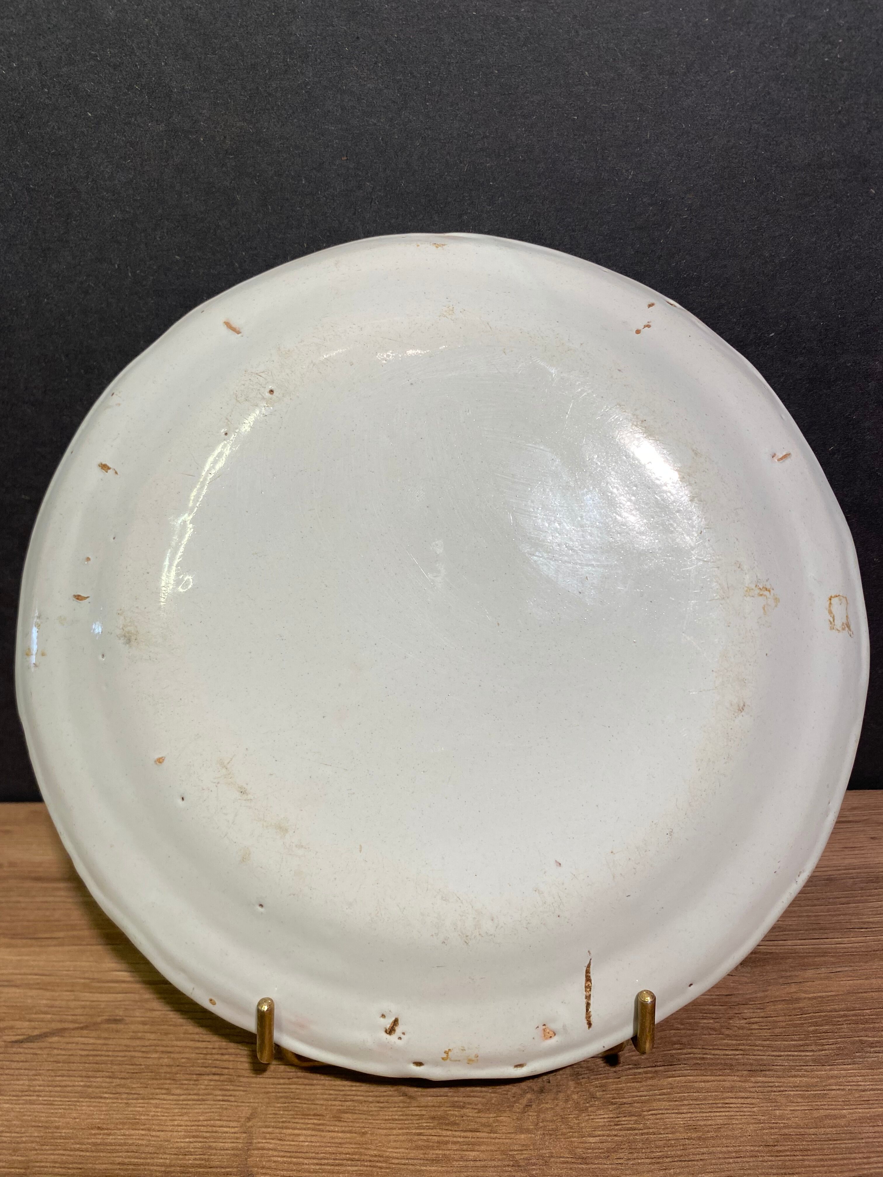 Assiette en faïence de l'Est XVIII-XIXe, décor floral enrubanné