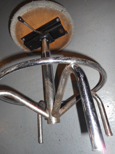 Undue adjustable stool. Kor