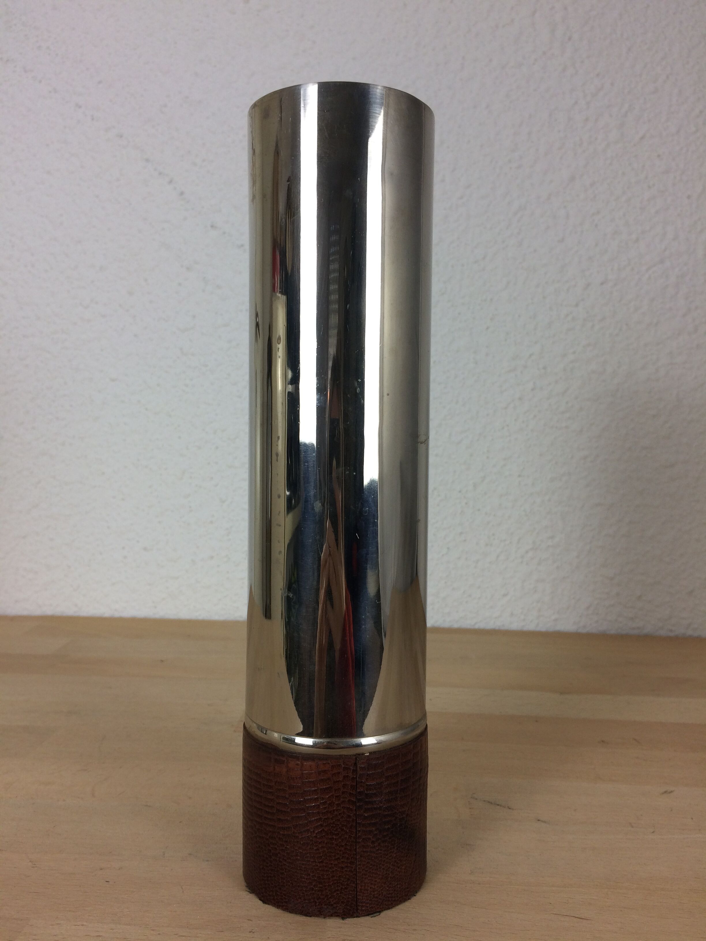 Vase rouleau acier chromé et simili cuir