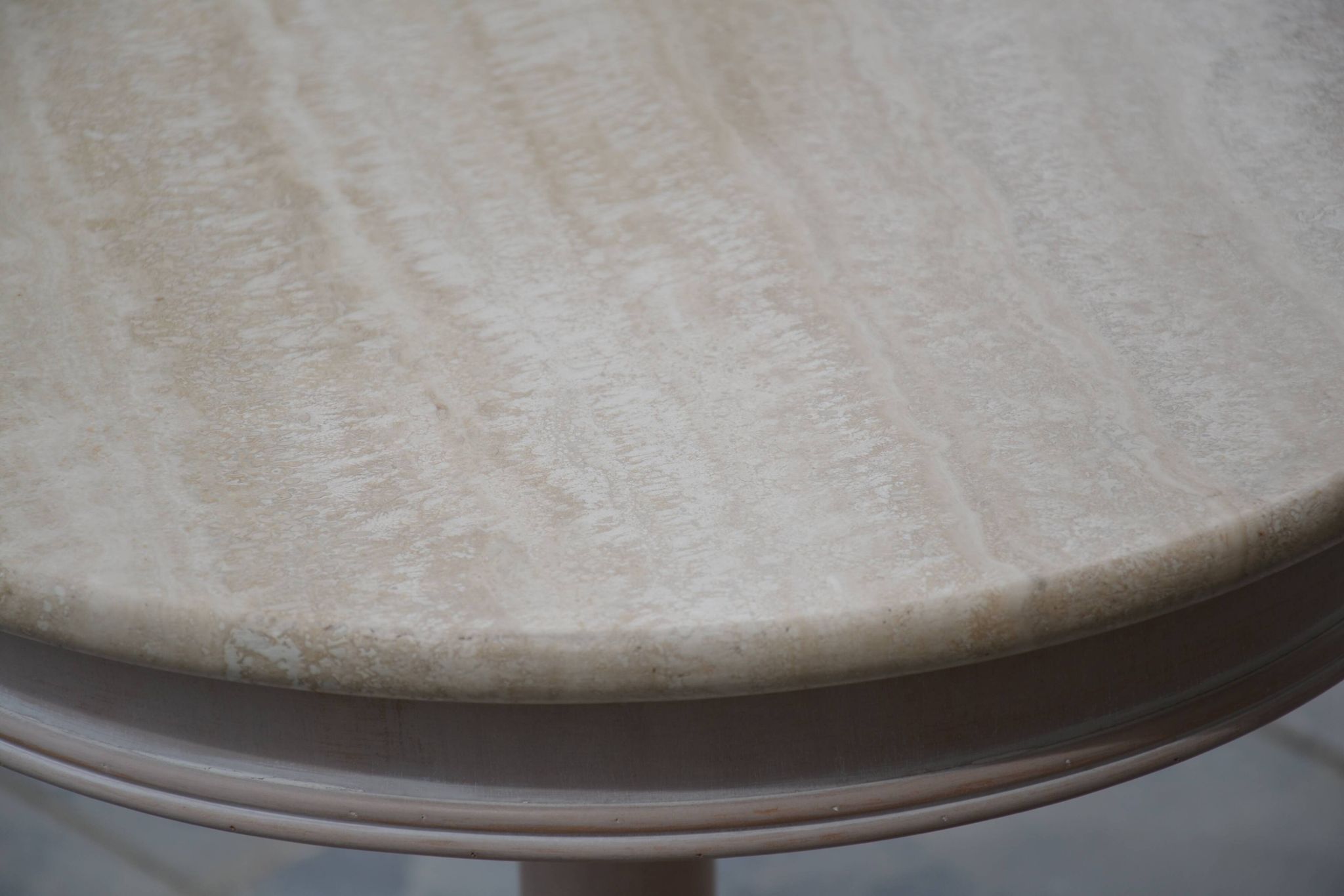 Petite table basse ronde travertin/bout de canapé années 80/90