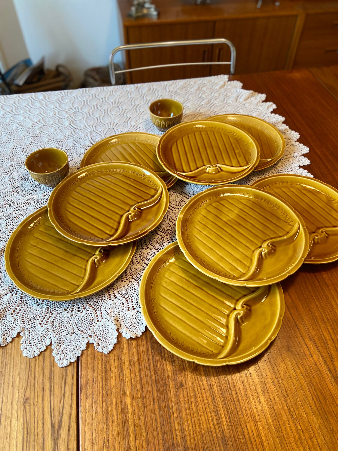 Service of 8 asparagus plates and its 2 sauce boats Gien 1960