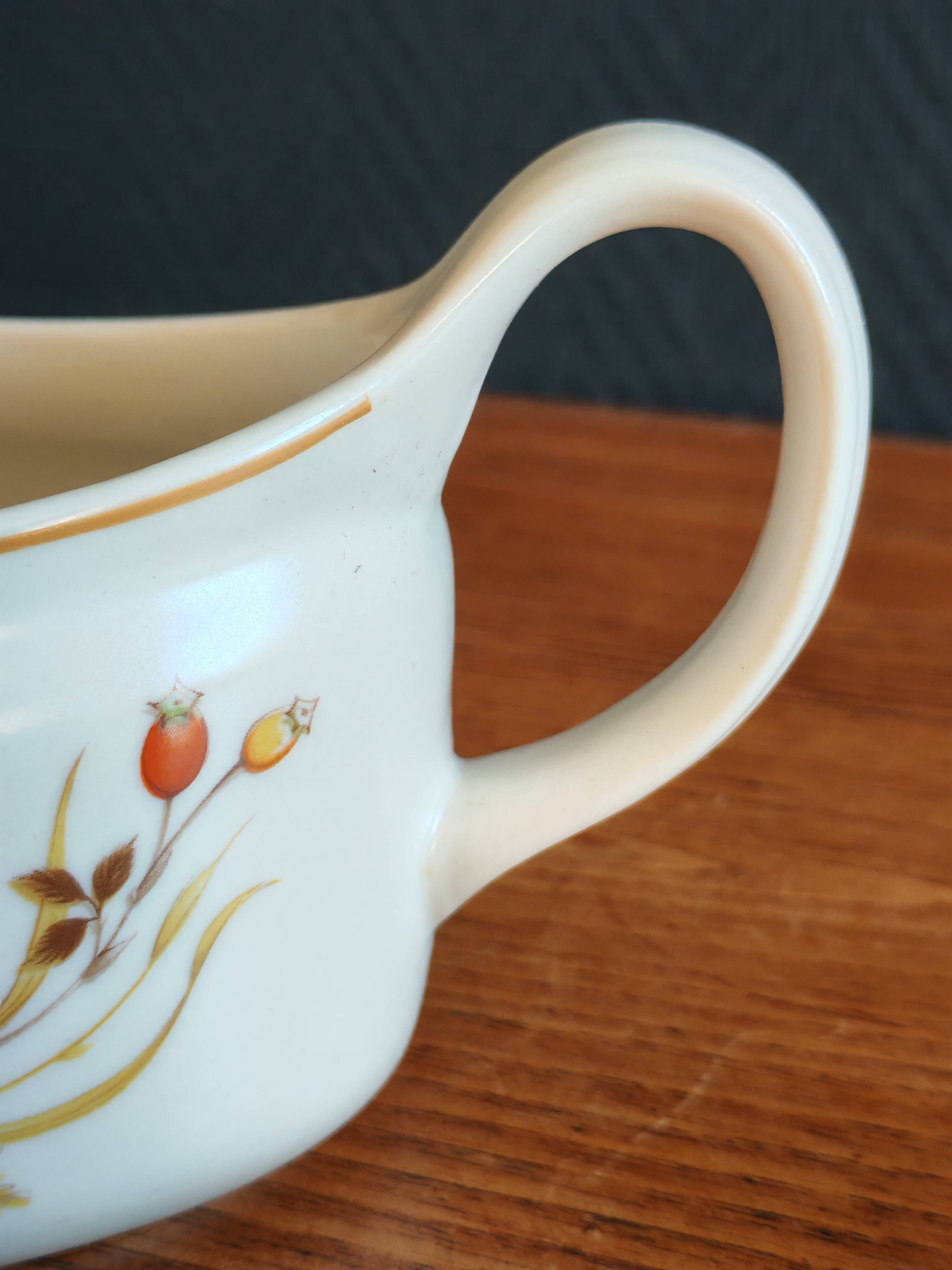 "Harvest 1418" sauceboat in English porcelain