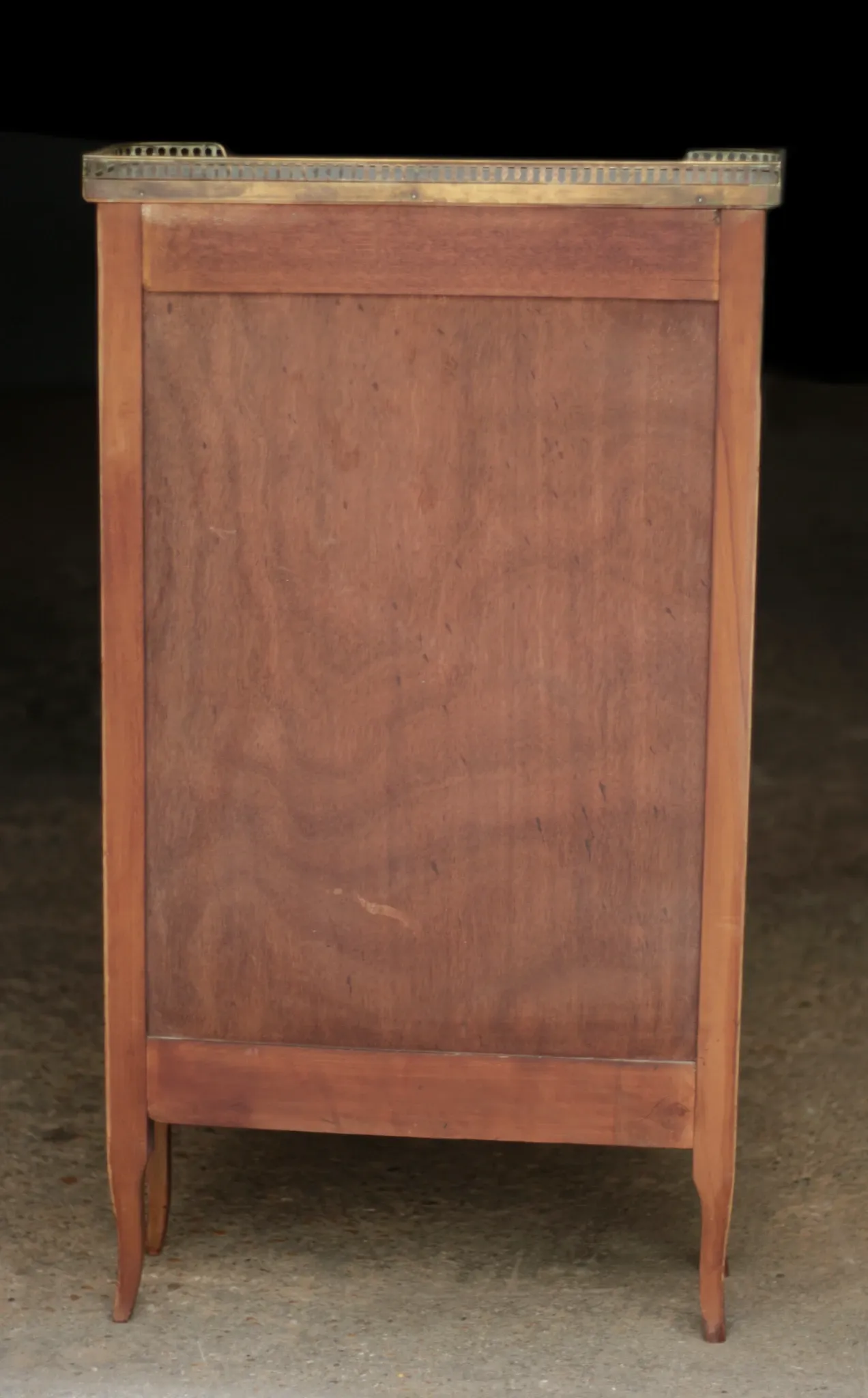 Adorable bibus library in blonde mahogany. With its marble.