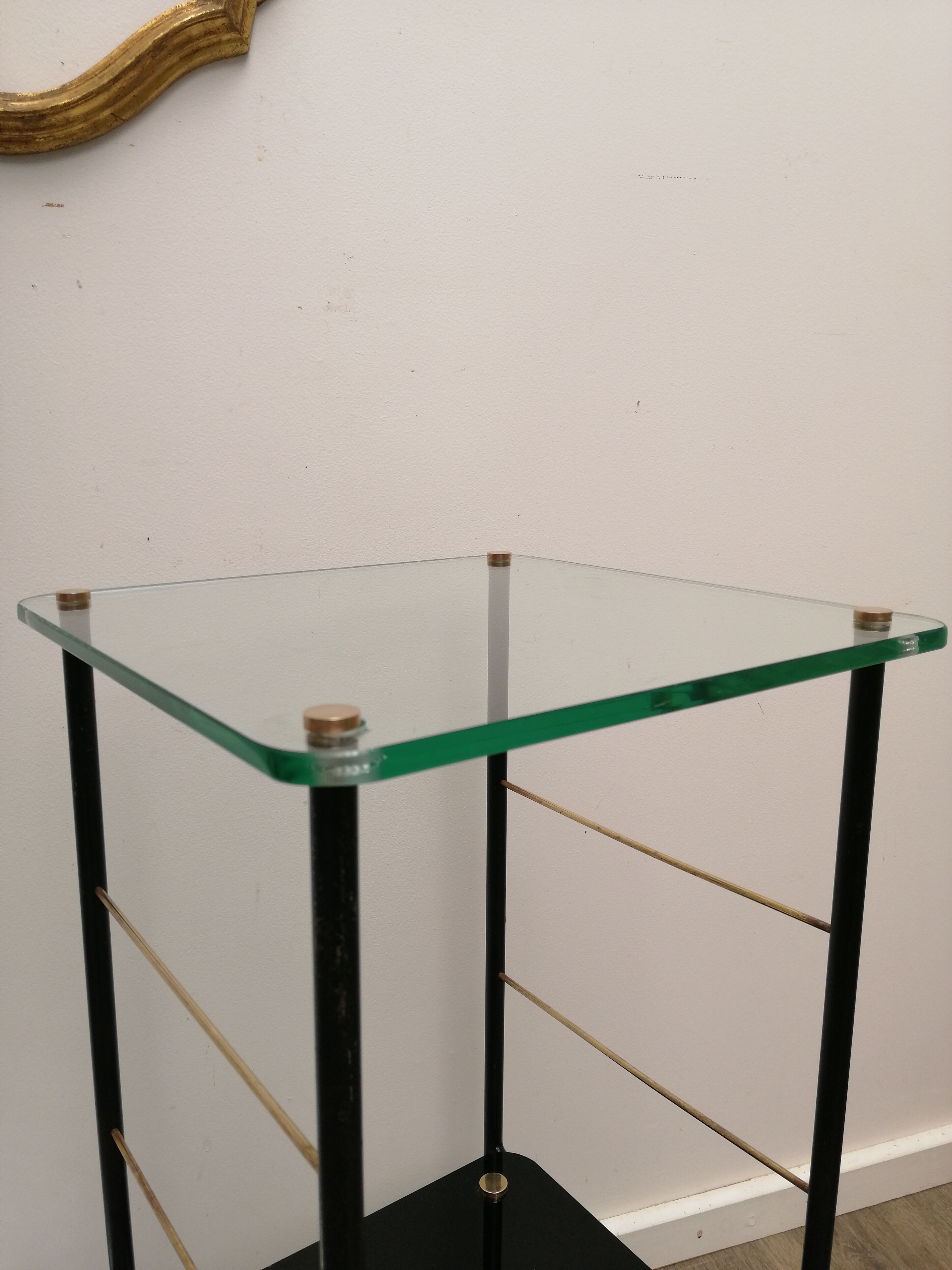 Sellette glass and metal