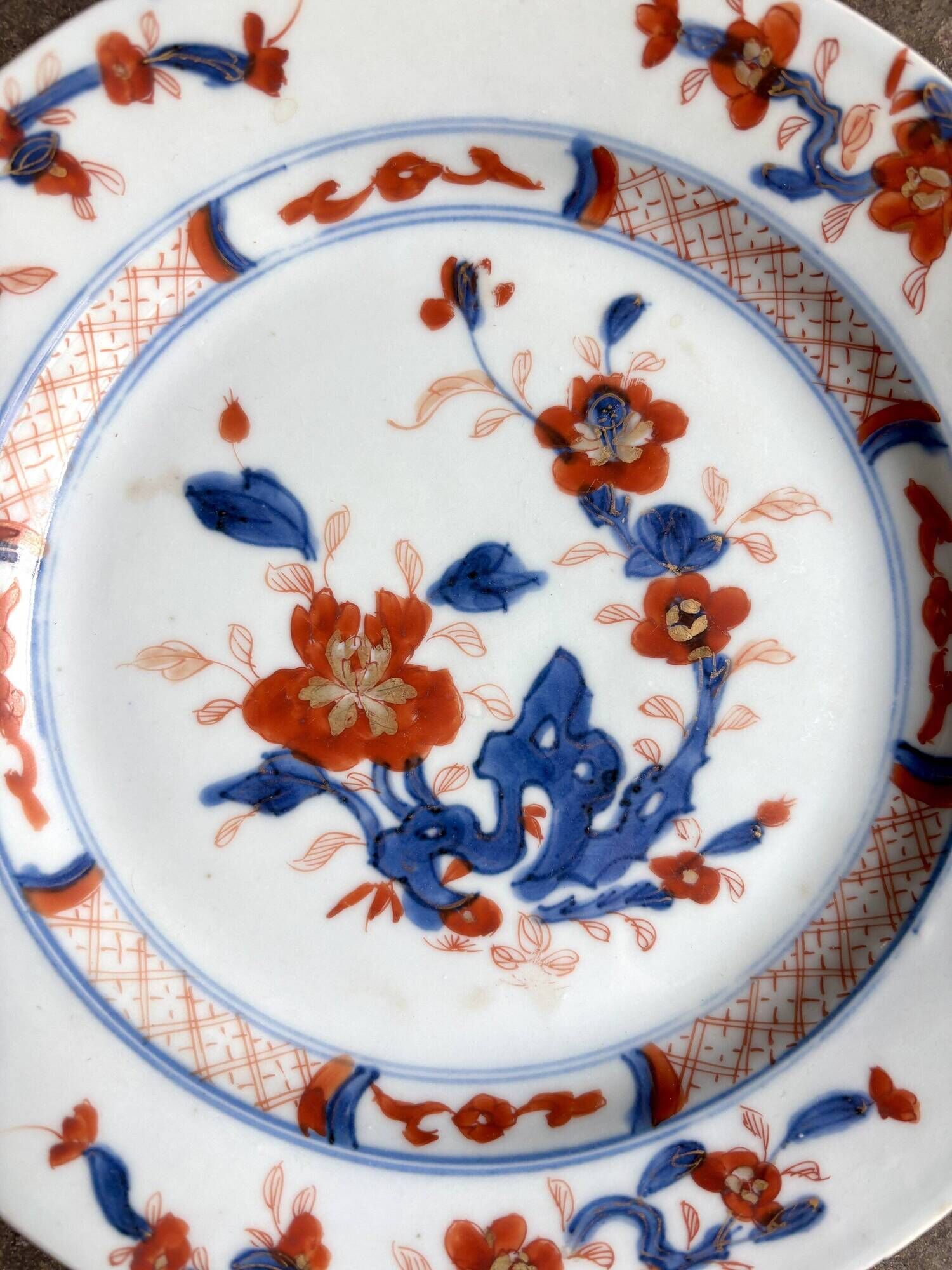 Compagnie des Indes porcelain flat plate with hand-painted Imari decoration, 18th century, no. 2