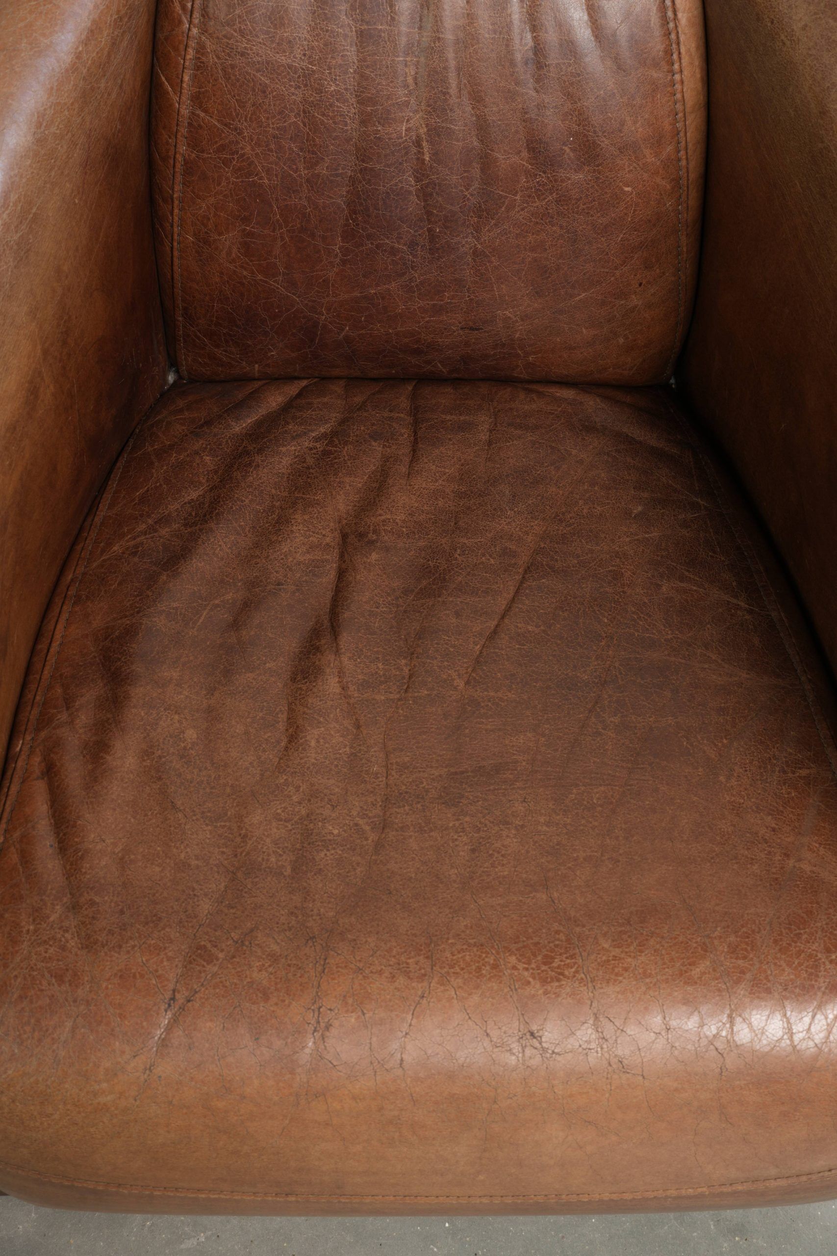 Ensemble de deux fauteuils aviateur vintage en cuir de vachette grainé.