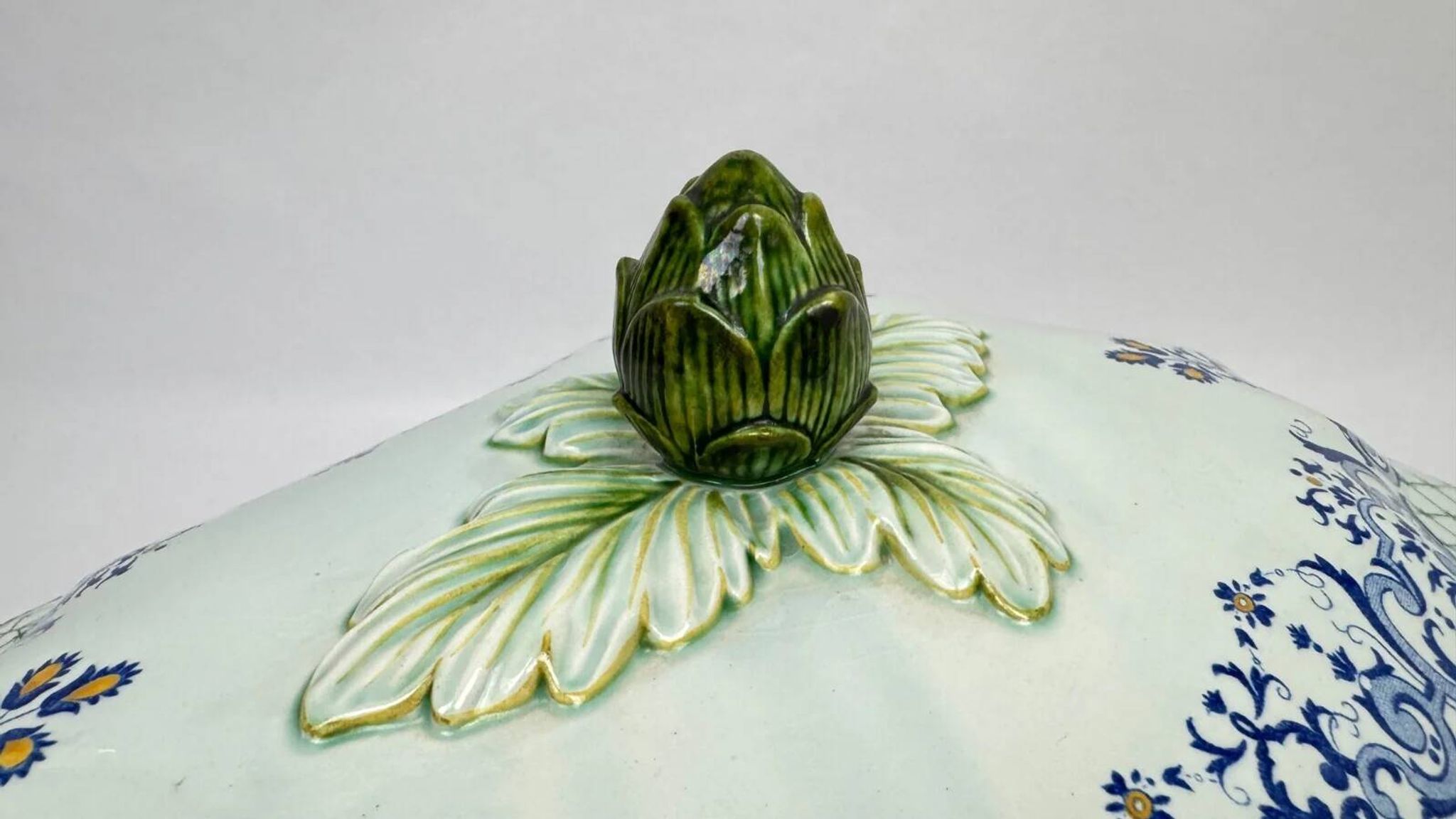 Gien, vegetable dish, soup tureen and its lid in fine earthenware, Rouen decoration.
