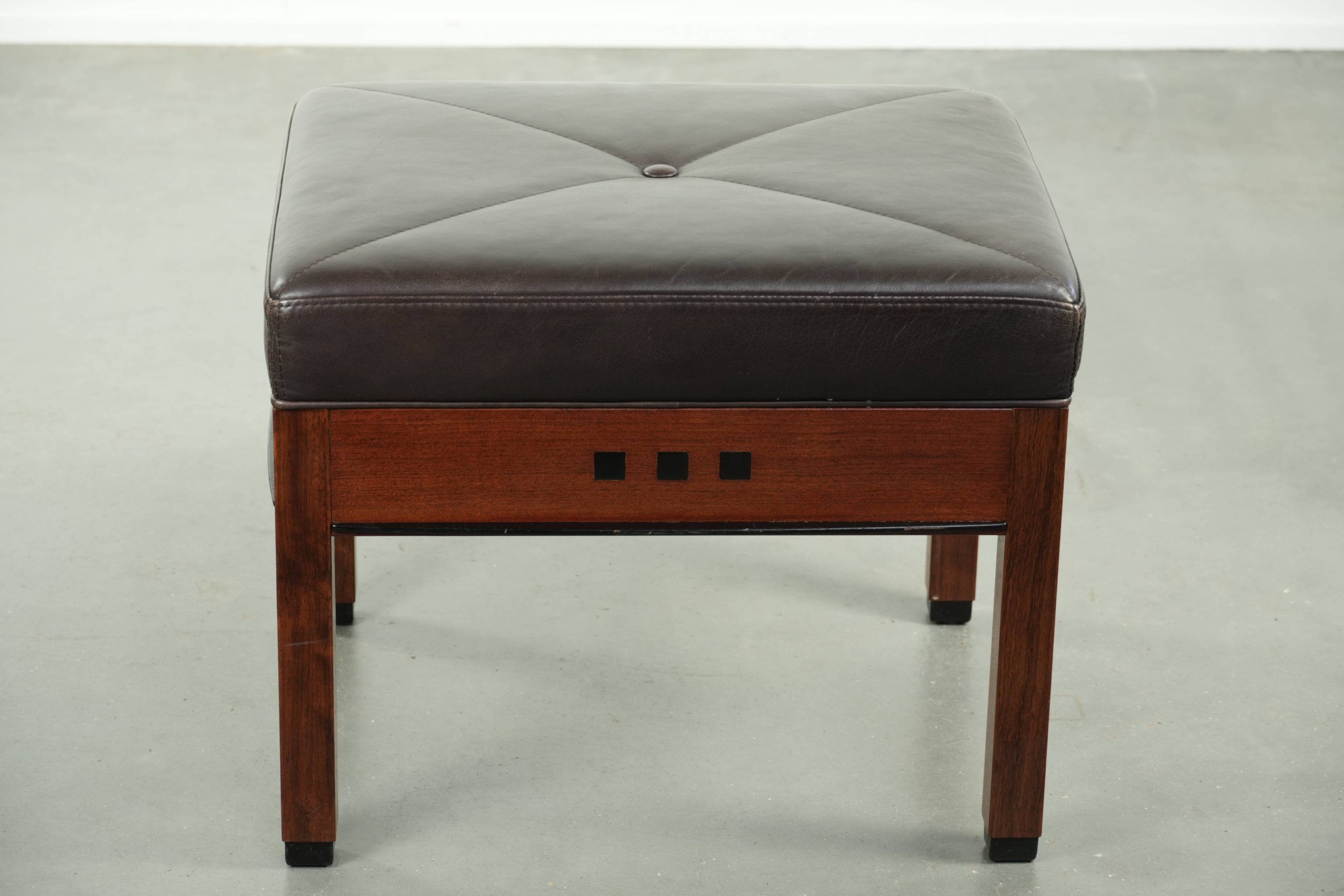 Pouf/tabouret en cuir marron chocolat au design Art Déco